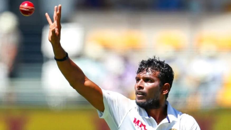 তামিলনাড়ুর সুন্দর গ্রাম ছিন্নমপট্টি এই ক্রিকেটার এক মজদুরের ছেলে৷ তাঁর এই টাকাও ছিল না যাতে বোলিংয়ের জন্য স্পাইক জুতো কিনতে পারেন৷ তিনি নিজের মূলকে ভোলেননি ৷ নিজের গ্রামে ক্রিকেট অ্যাকাডেমি খুলেছেন টি নটরাজন৷ Photo-AP তামিলনাড়ুর সুন্দর গ্রাম ছিন্নমপট্টি এই ক্রিকেটার এক মজদুরের ছেলে৷ তাঁর এই টাকাও ছিল না যাতে বোলিংয়ের জন্য স্পাইক জুতো কিনতে পারেন৷ তিনি নিজের মূলকে ভোলেননি ৷ নিজের গ্রামে ক্রিকেট অ্যাকাডেমি খুলেছেন টি নটরাজন৷ Photo-AP