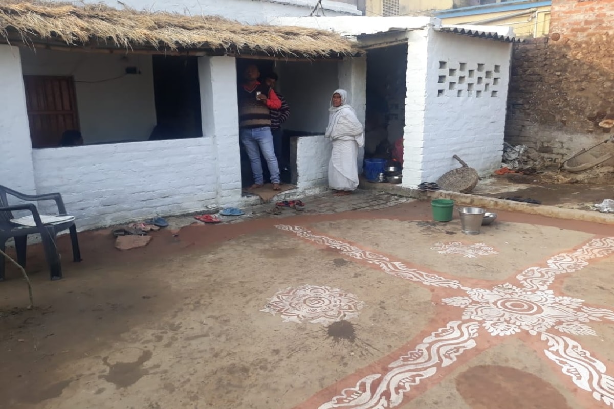 জে পি নাড্ডাকে স্বাগত জানাতে মথুরা মণ্ডলের বাড়ি আলপনা দিয়ে সাজানো হয়েছিল৷Info and Photo-Sukanta Mukherjee) জে পি নাড্ডাকে স্বাগত জানাতে মথুরা মণ্ডলের বাড়ি আলপনা দিয়ে সাজানো হয়েছিল৷Info and Photo-Sukanta Mukherjee)