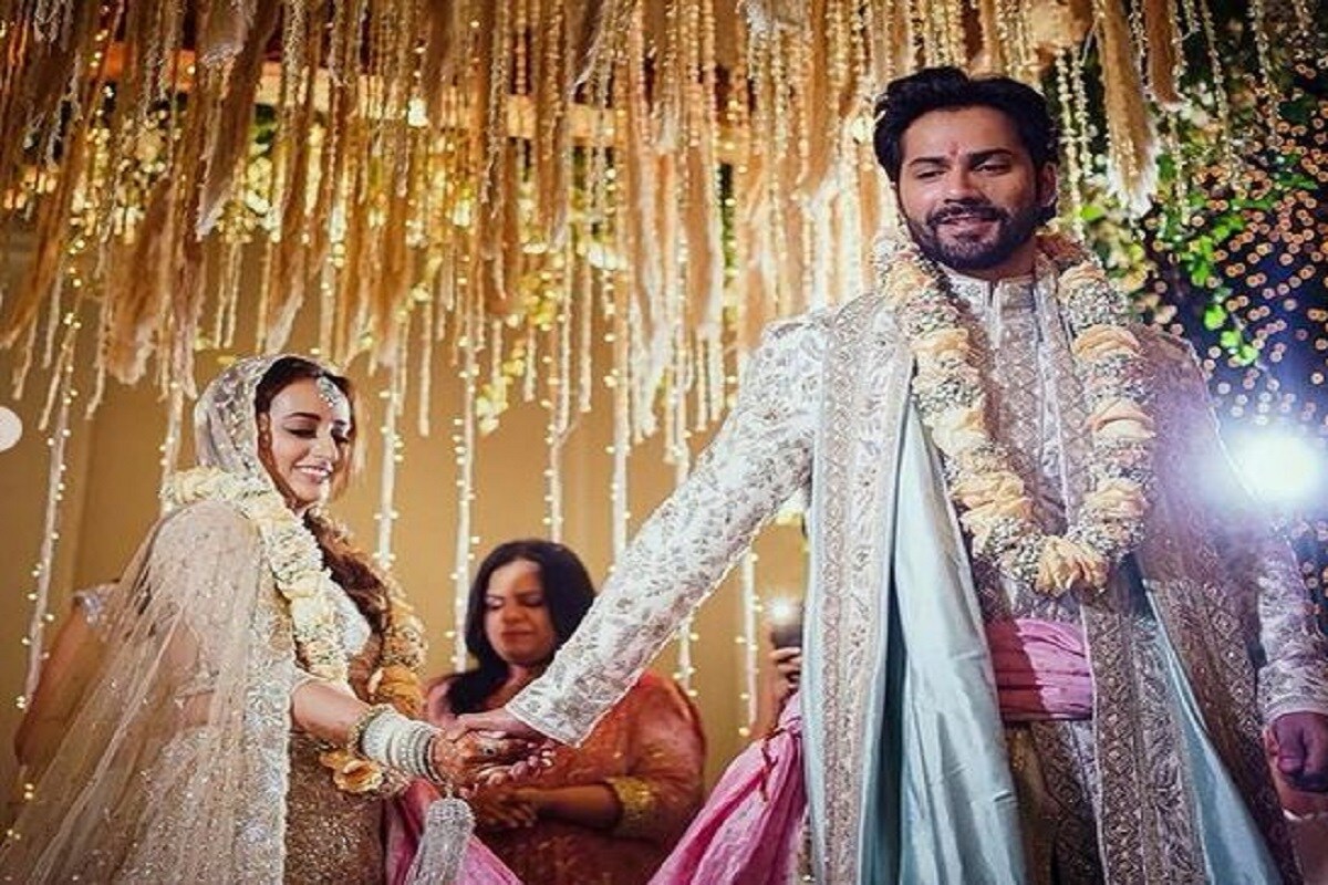 শেষমেশ সামনে এসেই গেল বরুণ ধাওয়ান ও নাতাশা দালালের বিয়ের ছবি ৷ যে ছবি দেখার জন্য সকাল থেকে নেটপাড়ায় অধীর আগ্রহে বসে ছিলেন নেটিজেনের দল ৷ তাঁদের অপেক্ষার ঘটল অবসান ৷ তাও আবার খোদ সদ্য বিবাহিত বলিউডের চকোলেট হিরো বরুণ ধাওয়ানের হাত ধরেই ৷ Photo: Instagram শেষমেশ সামনে এসেই গেল বরুণ ধাওয়ান ও নাতাশা দালালের বিয়ের ছবি ৷ যে ছবি দেখার জন্য সকাল থেকে নেটপাড়ায় অধীর আগ্রহে বসে ছিলেন নেটিজেনের দল ৷ তাঁদের অপেক্ষার ঘটল অবসান ৷ তাও আবার খোদ সদ্য বিবাহিত বলিউডের চকোলেট হিরো বরুণ ধাওয়ানের হাত ধরেই ৷ Photo: Instagram