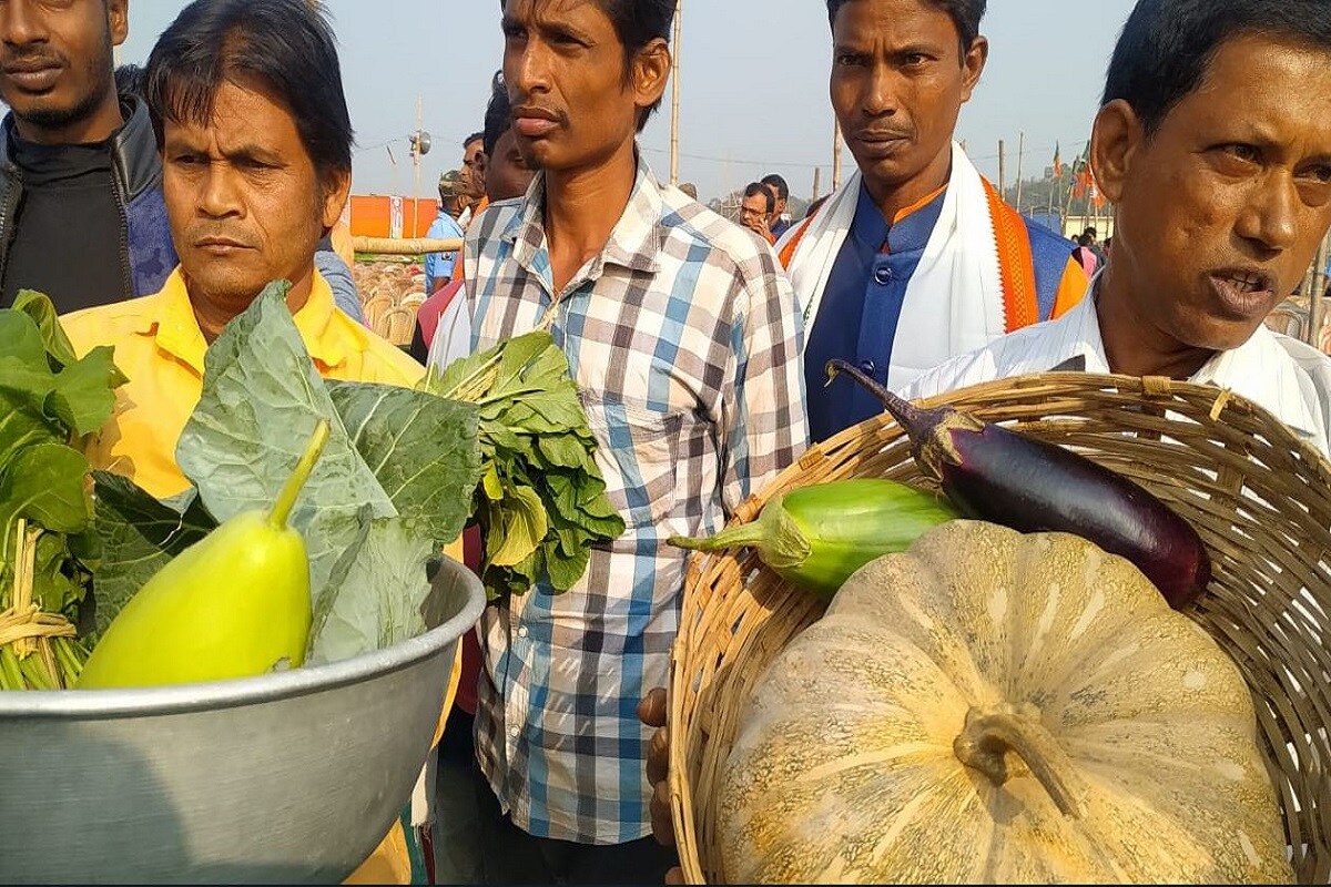 জে পি নাড্ডার জন্য টাটকা ফসল উপহার হিসেবে নিয়ে আসা কৃষকরা জানাচ্ছেন, জৈব সার দিয়ে এই ফসল ফলিয়েছেন তাঁরা৷ বিজেপি সভাপতিকে ক্ষেতের ফসল তুলে দেওয়ার পাশাপাশি নিজেদের সমস্যার কথাও জানাতে চান কৃষকরা৷ ফসলের যথাযথ দাম না পাওয়া, অতিরিক্ত ফলন হলে ফসল বিক্রির অসুবিধার কথাও বিজেপি সভাপতিকে জানাতে চান এই কৃষকরা৷ (Info and Photo-Arnab Hazra) জে পি নাড্ডার জন্য টাটকা ফসল উপহার হিসেবে নিয়ে আসা কৃষকরা জানাচ্ছেন, জৈব সার দিয়ে এই ফসল ফলিয়েছেন তাঁরা৷ বিজেপি সভাপতিকে ক্ষেতের ফসল তুলে দেওয়ার পাশাপাশি নিজেদের সমস্যার কথাও জানাতে চান কৃষকরা৷ ফসলের যথাযথ দাম না পাওয়া, অতিরিক্ত ফলন হলে ফসল বিক্রির অসুবিধার কথাও বিজেপি সভাপতিকে জানাতে চান এই কৃষকরা৷ (Info and Photo-Arnab Hazra)