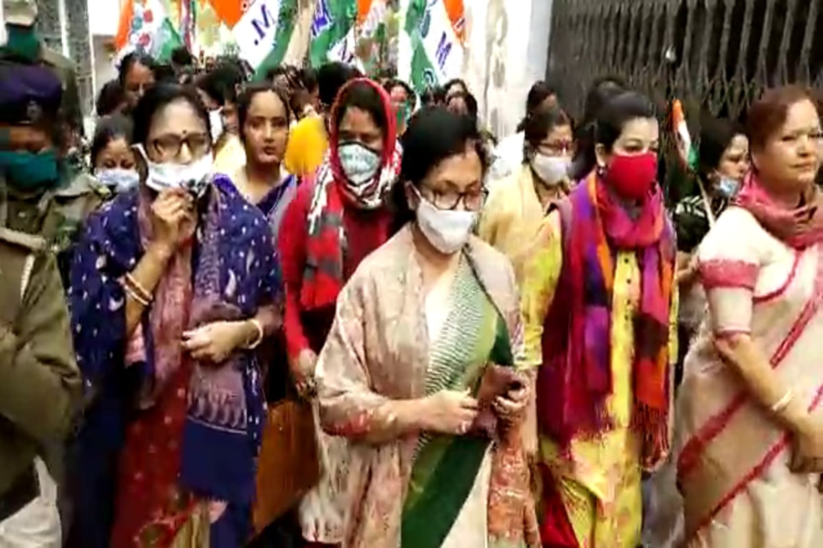 *বাংলার জামাই পেটুক। ৩০ বছর জামাই, অথচ ত্রিশটা বাংলা শব্দ ও শেখেননি। জামাইষষ্ঠীতে ২১ পদে খাইয়ে ওঁকে বিদায় করব। আর একজন রাজ্য সভাপতি, মাঝেমধ্যেই বলছেন ভূগোল নাকি পাল্টে দেবেন। আপনি আমার চেয়ে ছোট, তাই বলি ভাই, ভূগোল পাল্টাতে যাবেন না। তাহলে ইতিহাসটাই পাল্টে দেবো। *বাংলার জামাই পেটুক। ৩০ বছর জামাই, অথচ ত্রিশটা বাংলা শব্দ ও শেখেননি। জামাইষষ্ঠীতে ২১ পদে খাইয়ে ওঁকে বিদায় করব। আর একজন রাজ্য সভাপতি, মাঝেমধ্যেই বলছেন ভূগোল নাকি পাল্টে দেবেন। আপনি আমার চেয়ে ছোট, তাই বলি ভাই, ভূগোল পাল্টাতে যাবেন না। তাহলে ইতিহাসটাই পাল্টে দেবো।