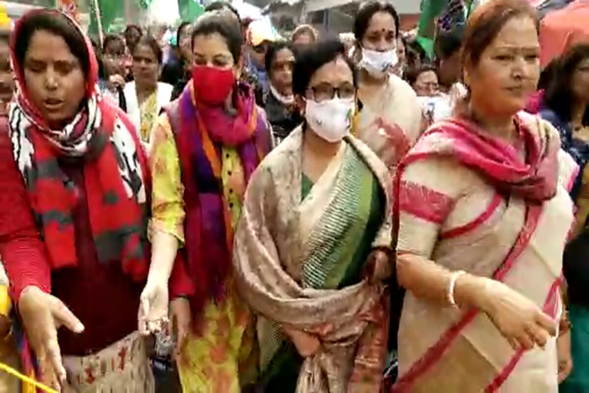 *প্রকাশ্য সভাতে নিজের বক্তব্যের শেষেও বিজেপির সর্বভারতীয় সভাপতিকে উদ্দেশ্য করে নানারকম ছন্দ কেটে অভিনব স্লোগান তোলেন চন্দ্রিমা ভট্টাচার্য। বলেন, আমরা আথিথেয়তা জানি। উনি পেটুক জামাই। যেখানেই যাচ্ছেন পাত পেড়ে খাচ্ছেন । আমরা একুশ পদে রান্না করে বিদায়ের ব্যবস্থা করব। *প্রকাশ্য সভাতে নিজের বক্তব্যের শেষেও বিজেপির সর্বভারতীয় সভাপতিকে উদ্দেশ্য করে নানারকম ছন্দ কেটে অভিনব স্লোগান তোলেন চন্দ্রিমা ভট্টাচার্য। বলেন, আমরা আথিথেয়তা জানি। উনি পেটুক জামাই। যেখানেই যাচ্ছেন পাত পেড়ে খাচ্ছেন । আমরা একুশ পদে রান্না করে বিদায়ের ব্যবস্থা করব।