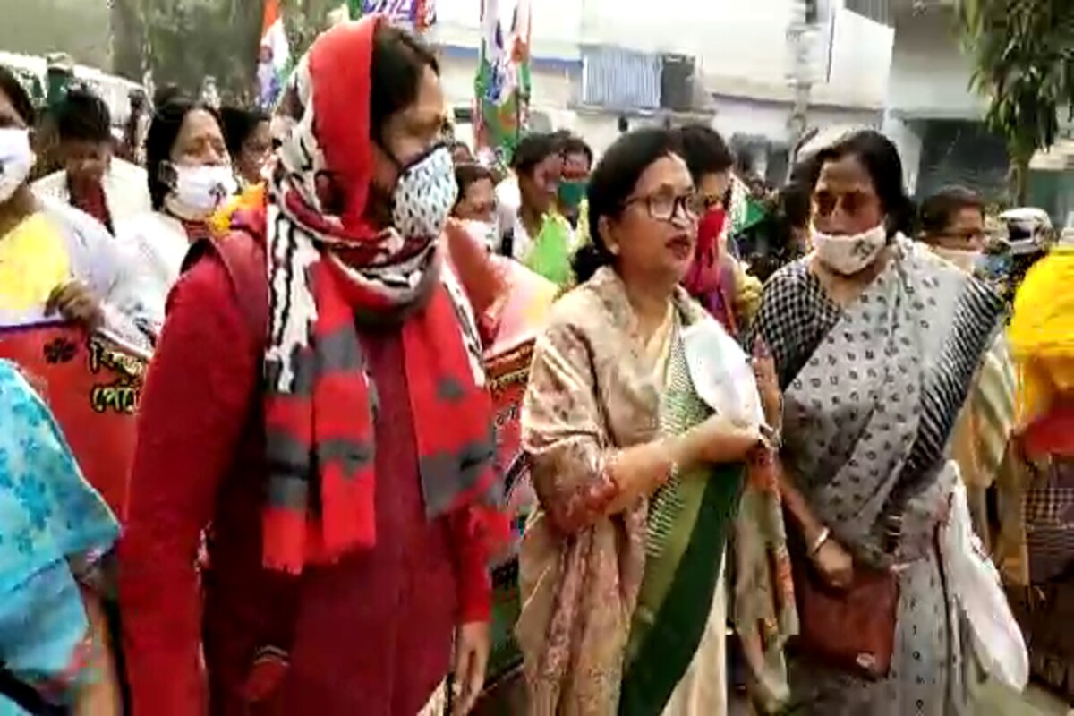 *বুধবার মালদহে এসে নাম না করে বিজেপির সর্বভারতীয় সভাপতি জে পি নাড্ডা ও রাজ্য সভাপতি দিলীপ ঘোষকে উদ্দেশ্য করে এভাবেই আক্রমণ শানালেন রাজ্যের মন্ত্রী ও মহিলা তৃণমূলের রাজ্য সভাপতি চন্দ্রিমা ভট্টাচার্য।তিনি এদিন বলেন, বলা হচ্ছে ঘরে ঘরে নাকি পদ্ম ফুটবে। কিন্তু পদ্ম তো ফোটে পাঁকে। কেউ ঘরে পাঁকের স্থান দেবেন না। পদ্ম ফুলের সুগন্ধ নেই । কেউ পদ্ম ফুল ঘরে সাজিয়েও রাখেন না । পদ্মের সার্থকতা হলো দুর্গার পায়ে। দুর্গা কিন্তু আমাদের সঙ্গেই রয়েছেন। তাই এই জন্মটা ওনারা আগে সাধনা করুন । বিজেপির উদ্দেশ্যে এমনই বার্তা চন্দ্রিমার। *বুধবার মালদহে এসে নাম না করে বিজেপির সর্বভারতীয় সভাপতি জে পি নাড্ডা ও রাজ্য সভাপতি দিলীপ ঘোষকে উদ্দেশ্য করে এভাবেই আক্রমণ শানালেন রাজ্যের মন্ত্রী ও মহিলা তৃণমূলের রাজ্য সভাপতি চন্দ্রিমা ভট্টাচার্য।তিনি এদিন বলেন, বলা হচ্ছে ঘরে ঘরে নাকি পদ্ম ফুটবে। কিন্তু পদ্ম তো ফোটে পাঁকে। কেউ ঘরে পাঁকের স্থান দেবেন না। পদ্ম ফুলের সুগন্ধ নেই । কেউ পদ্ম ফুল ঘরে সাজিয়েও রাখেন না । পদ্মের সার্থকতা হলো দুর্গার পায়ে। দুর্গা কিন্তু আমাদের সঙ্গেই রয়েছেন। তাই এই জন্মটা ওনারা আগে সাধনা করুন । বিজেপির উদ্দেশ্যে এমনই বার্তা চন্দ্রিমার।
