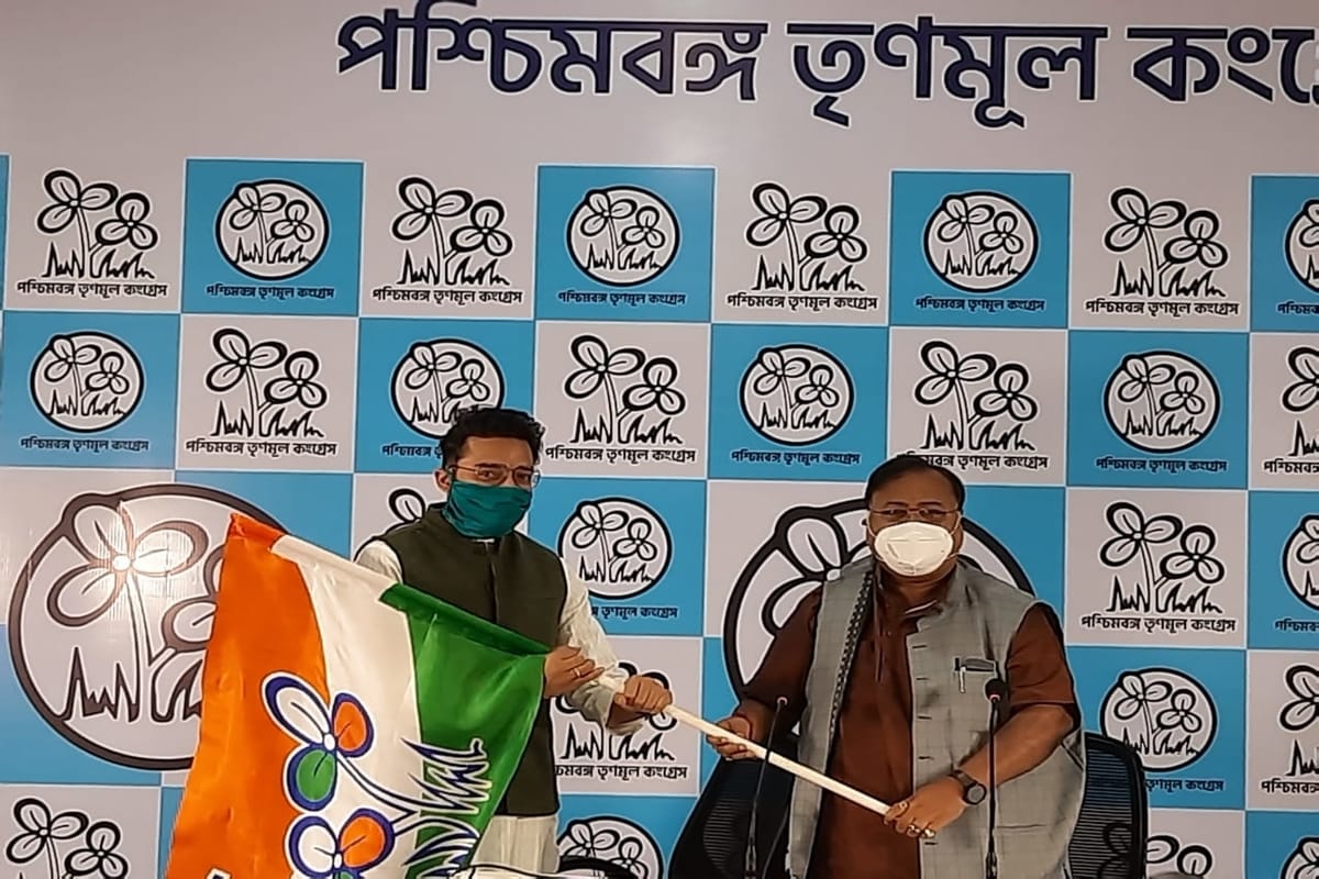 *মমতা বন্দ্যোপাধ্যায় বহুদিনের ইন্সপিরেশন, তাই তাঁর দলের সৈনিক হিসেবে শুক্রবার তৃণমূলে যোগ দিলেন টলি অভিনেতা সৌরভ দাস। এ দিন তৃণমূল ভবনে অভিনেতার হাতে তৃণমূলের পতাকা তুলে দেন দলের মহাসচিব পার্থও চট্টোপাধ্যায়। *মমতা বন্দ্যোপাধ্যায় বহুদিনের ইন্সপিরেশন, তাই তাঁর দলের সৈনিক হিসেবে শুক্রবার তৃণমূলে যোগ দিলেন টলি অভিনেতা সৌরভ দাস। এ দিন তৃণমূল ভবনে অভিনেতার হাতে তৃণমূলের পতাকা তুলে দেন দলের মহাসচিব পার্থও চট্টোপাধ্যায়।