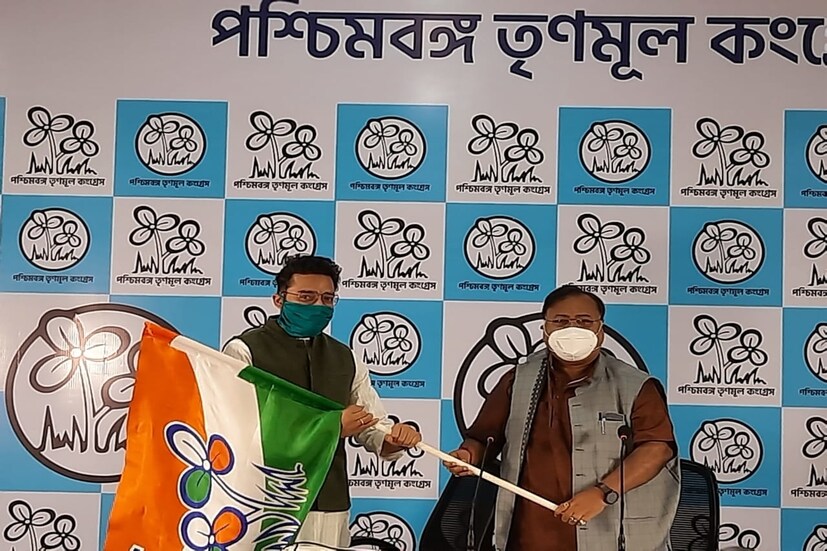 *মমতা বন্দ্যোপাধ্যায় বহুদিনের 'ইন্সপিরেশন', তাই তাঁর দলের সৈনিক হিসেবে শুক্রবার  তৃণমূলে যোগ দিলেন টলি অভিনেতা সৌরভ দাস। এ দিন তৃণমূল ভবনে অভিনেতার হাতে তৃণমূলের পতাকা তুলে দেন দলের মহাসচিব পার্থও চট্টোপাধ্যায়। 