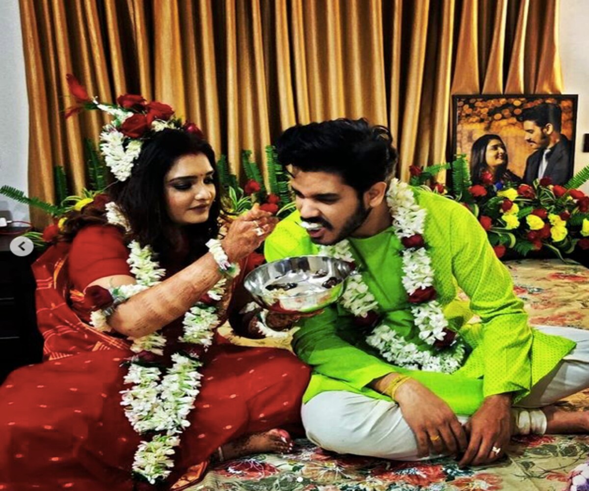 *বিয়ের পরে সাতদিন কেটে গিয়েছে। তারপরেই এ দিন ফুলসজ্জার ছবি শেয়ার করেছেন অভিনেত্রী। সেখানে একটি ছবিতে তাঁদের সঙ্গে বাড়ির পোষ্যকে দেখা যাচ্ছে। ওপর একটিতে সৌরভকে ভালবেসে কিছু খাইয়ে দিচ্ছেন ত্বরিতা। ছবি: ইনস্টাগ্রাম। *বিয়ের পরে সাতদিন কেটে গিয়েছে। তারপরেই এ দিন ফুলসজ্জার ছবি শেয়ার করেছেন অভিনেত্রী। সেখানে একটি ছবিতে তাঁদের সঙ্গে বাড়ির পোষ্যকে দেখা যাচ্ছে। ওপর একটিতে সৌরভকে ভালবেসে কিছু খাইয়ে দিচ্ছেন ত্বরিতা। ছবি: ইনস্টাগ্রাম।