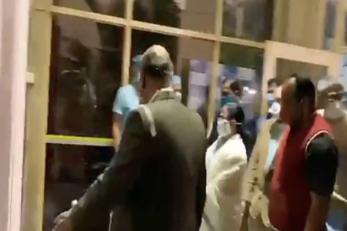 অ্যাপোলোয় সৌরভকে দেখতে মুখ্যমন্ত্রী মমতা বন্দ্যোপাধ্যায়। 