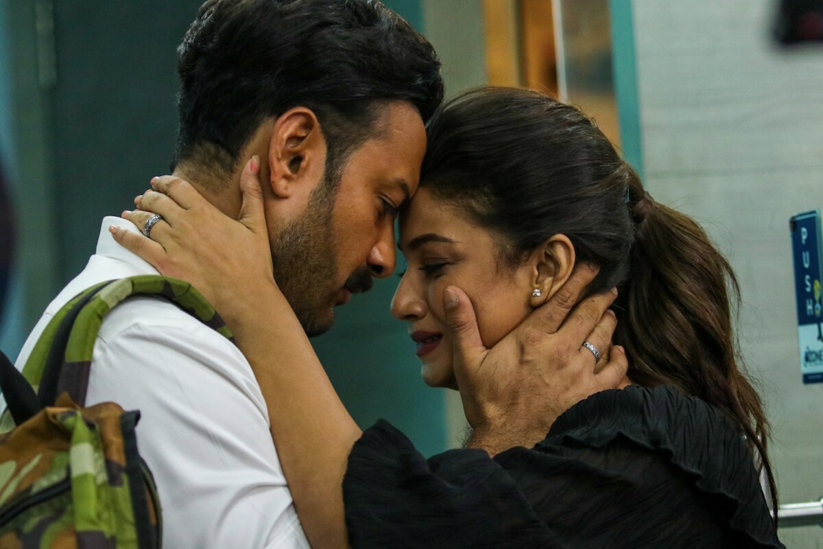 *পরিচালকের দাবি, তাঁর গল্পে বাঙালিয়ানা রয়েছে। বাংলার বেশ কিছু ভাল অভিনেতার সঙ্গে কাজ করতে পেরে , তা পরম প্রাপ্তি মনে করছেন। তাঁর দাবি, *পরিচালকের দাবি, তাঁর গল্পে বাঙালিয়ানা রয়েছে। বাংলার বেশ কিছু ভাল অভিনেতার সঙ্গে কাজ করতে পেরে , তা পরম প্রাপ্তি মনে করছেন। তাঁর দাবি,