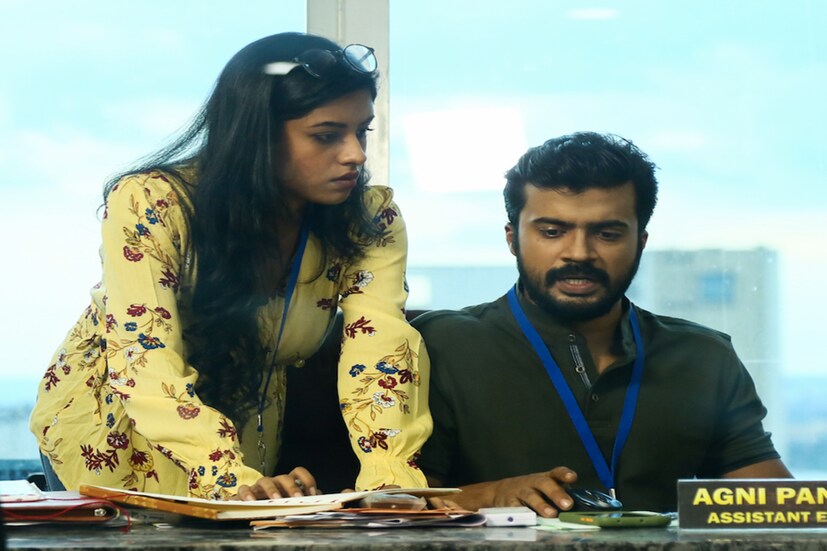 *নতুন পরিচালক শেখরের, প্রথম ছবির গল্পের সুতো কীভাবে ছাড়েন, তা দেখার আগ্রহ রয়েছে দর্শকের মধ্যে।