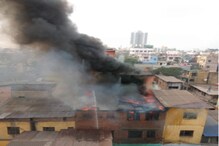 দাউ দাউ করে জ্বলছে মানিকতলার ব্যাটারি কারখানা, যুদ্ধকালীন তৎপরতায় চলছে উদ্ধারকাজ দাউ দাউ করে জ্বলছে মানিকতলার ব্যাটারি কারখানা, যুদ্ধকালীন তৎপরতায় চলছে উদ্ধারকাজ