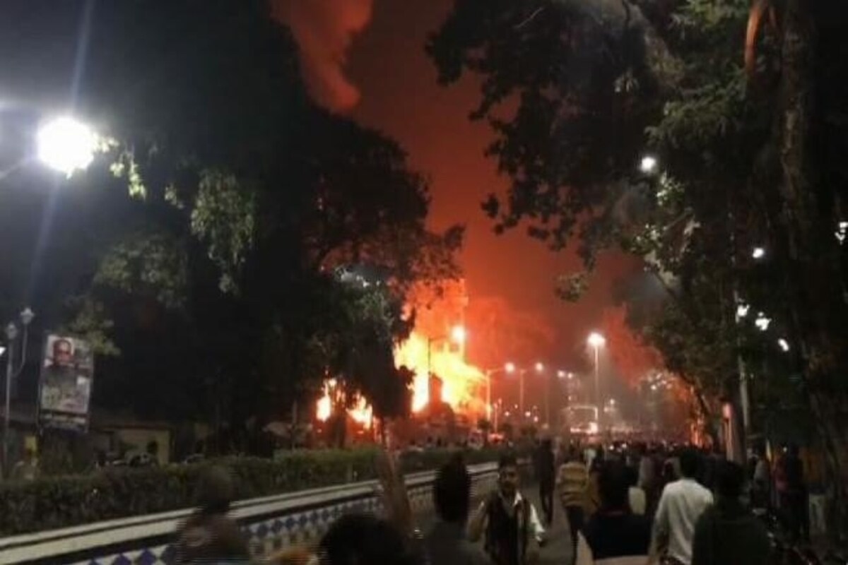 *ঘটনাস্থলে কাজ করছে দমকলের ২৭টি ইঞ্জিন। স্থানীয়দের দাবি, প্রায় ছ'তলা পর্যন্ত আগুনের লেলিহান শিখা উঠে গিয়েছিল। *ঘটনাস্থলে কাজ করছে দমকলের ২৭টি ইঞ্জিন। স্থানীয়দের দাবি, প্রায় ছ'তলা পর্যন্ত আগুনের লেলিহান শিখা উঠে গিয়েছিল।