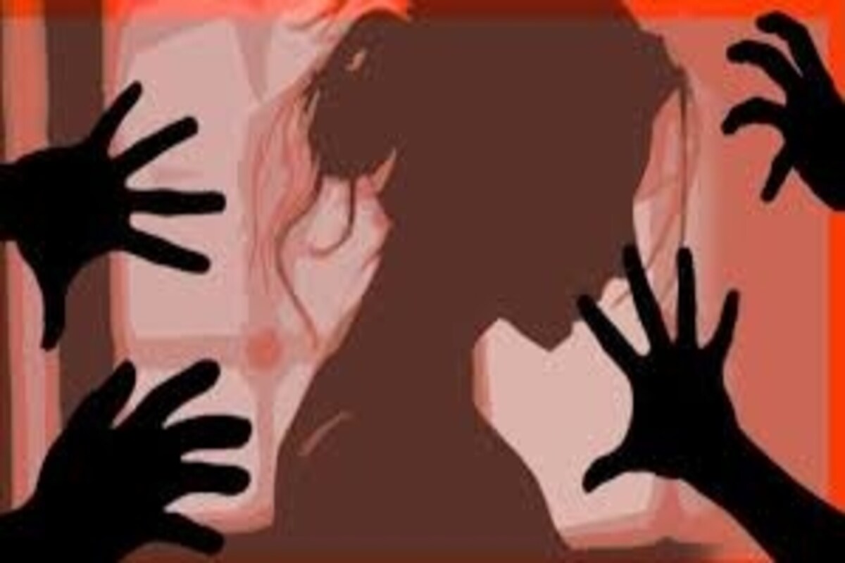 *শনিবার সন্ধ্যা বেলায় গ্রামেরই দোকানে যাওয়ার পথে একই সঙ্গে দুই আদিবাসী নাবালিকা কিশোরীকে রাস্তা থেকে তুলে নিয়ে গিয়ে মাঠের জঙ্গলের মধ্যে মুখে কাপড় বেঁধে গণধর্ষণ করার অভিযোগ ছিল ওই নাবালকদের বিরুদ্ধে । ঘটনার পর বাড়িতে ফিরে ভয়ে ধর্ষনের কথা বাড়িতে জানায়নি ওই নাবালিকারা। ওই দুই নাবালিকা একে অপরের আত্মীয়। পরদিন দুই নাবালিকা অসুস্থ হয়ে পড়ে এবং বাড়িতে সমস্ত ঘটনার কথা জানায়। প্রতীকী ছবি। *শনিবার সন্ধ্যা বেলায় গ্রামেরই দোকানে যাওয়ার পথে একই সঙ্গে দুই আদিবাসী নাবালিকা কিশোরীকে রাস্তা থেকে তুলে নিয়ে গিয়ে মাঠের জঙ্গলের মধ্যে মুখে কাপড় বেঁধে গণধর্ষণ করার অভিযোগ ছিল ওই নাবালকদের বিরুদ্ধে । ঘটনার পর বাড়িতে ফিরে ভয়ে ধর্ষনের কথা বাড়িতে জানায়নি ওই নাবালিকারা। ওই দুই নাবালিকা একে অপরের আত্মীয়। পরদিন দুই নাবালিকা অসুস্থ হয়ে পড়ে এবং বাড়িতে সমস্ত ঘটনার কথা জানায়। প্রতীকী ছবি।