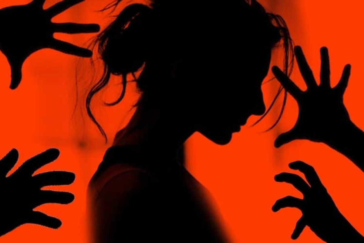 *সাইবার থানার এক আধিকারিক জানিয়েছেন, শুধুমাত্র ওই কিশোরী নয়। এই একিভাবে আরও বহুজনকে প্রতারিত করেছে সুরজ। শুধু যৌন হেনস্থা বা যৌন প্রতারণা নয়, লোন পাইয়ে দেওয়ার নামে প্রতারণার অভিযোগ রয়েছে তাঁর বিরুদ্ধে। প্রতীকী ছবি। *সাইবার থানার এক আধিকারিক জানিয়েছেন, শুধুমাত্র ওই কিশোরী নয়। এই একিভাবে আরও বহুজনকে প্রতারিত করেছে সুরজ। শুধু যৌন হেনস্থা বা যৌন প্রতারণা নয়, লোন পাইয়ে দেওয়ার নামে প্রতারণার অভিযোগ রয়েছে তাঁর বিরুদ্ধে। প্রতীকী ছবি।