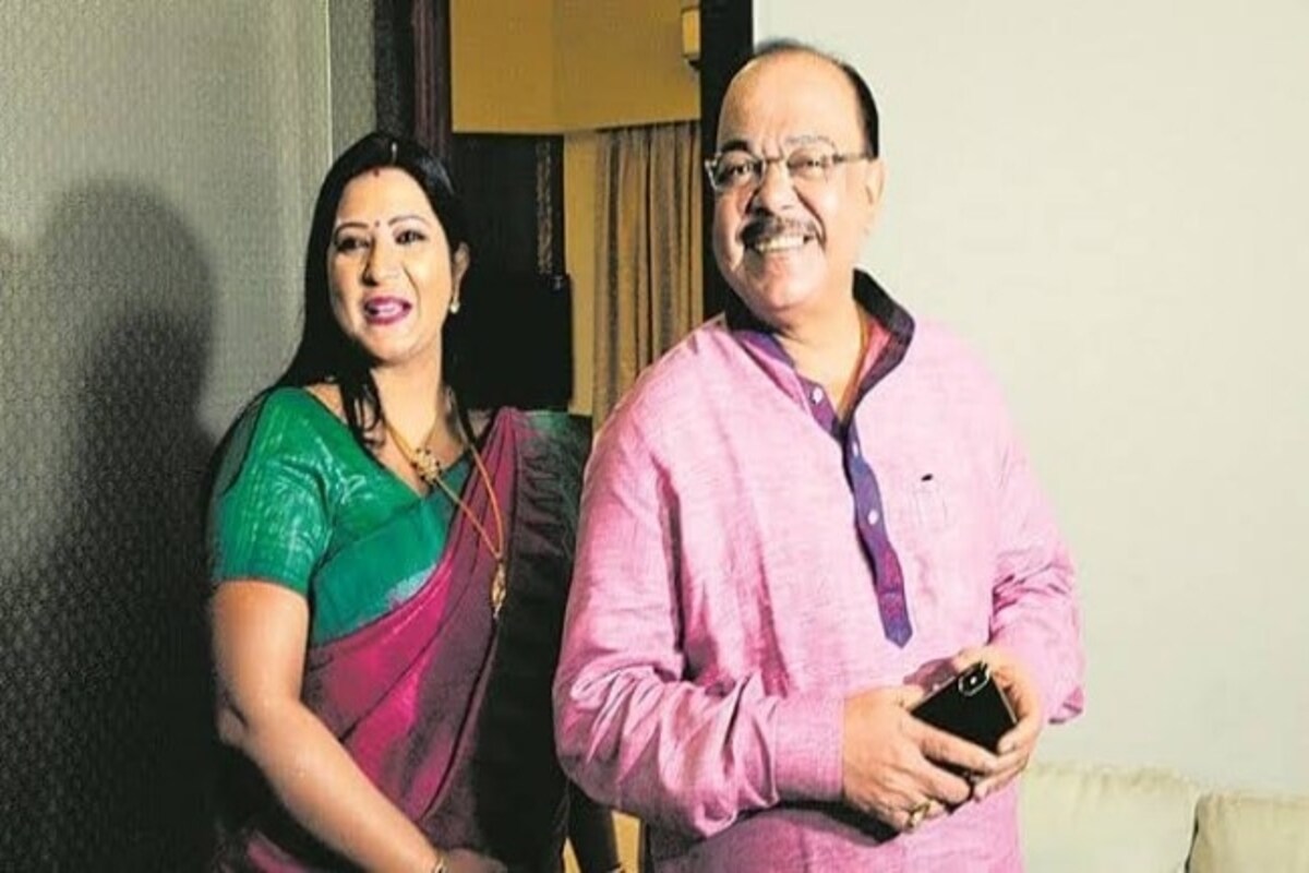 বহুদিন বাদে সক্রিয়ভাবে রাজনৈতিক ময়দানে দেখা যাবে কলকাতার প্রাক্তন মেয়রকে ৷ এমনটাই ভেবেছিল রাজনৈতিক মহল ৷ কিন্তু ফের শেষ মুহূর্তে অনুপস্থিত শোভন-বৈশাখী জুটি ৷ সদ্য কলকাতা জোনের পর্যবেক্ষক হিসেবে দায়িত্ব পেয়েছেন শোভন ৷ গুরুত্বপূর্ণ দায়িত্ব দেওয়া হয়েছে বৈশাখীকেও ৷ সেই দিকে লক্ষ্য রেখে এদিন শোভন-বৈশাখীর জন্য বিশাল এক রোড শোয়ের পরিকল্পনা করেছিল বিজেপি ৷ তথ্য- অরূপ দত্ত বহুদিন বাদে সক্রিয়ভাবে রাজনৈতিক ময়দানে দেখা যাবে কলকাতার প্রাক্তন মেয়রকে ৷ এমনটাই ভেবেছিল রাজনৈতিক মহল ৷ কিন্তু ফের শেষ মুহূর্তে অনুপস্থিত শোভন-বৈশাখী জুটি ৷ সদ্য কলকাতা জোনের পর্যবেক্ষক হিসেবে দায়িত্ব পেয়েছেন শোভন ৷ গুরুত্বপূর্ণ দায়িত্ব দেওয়া হয়েছে বৈশাখীকেও ৷ সেই দিকে লক্ষ্য রেখে এদিন শোভন-বৈশাখীর জন্য বিশাল এক রোড শোয়ের পরিকল্পনা করেছিল বিজেপি ৷ তথ্য- অরূপ দত্ত