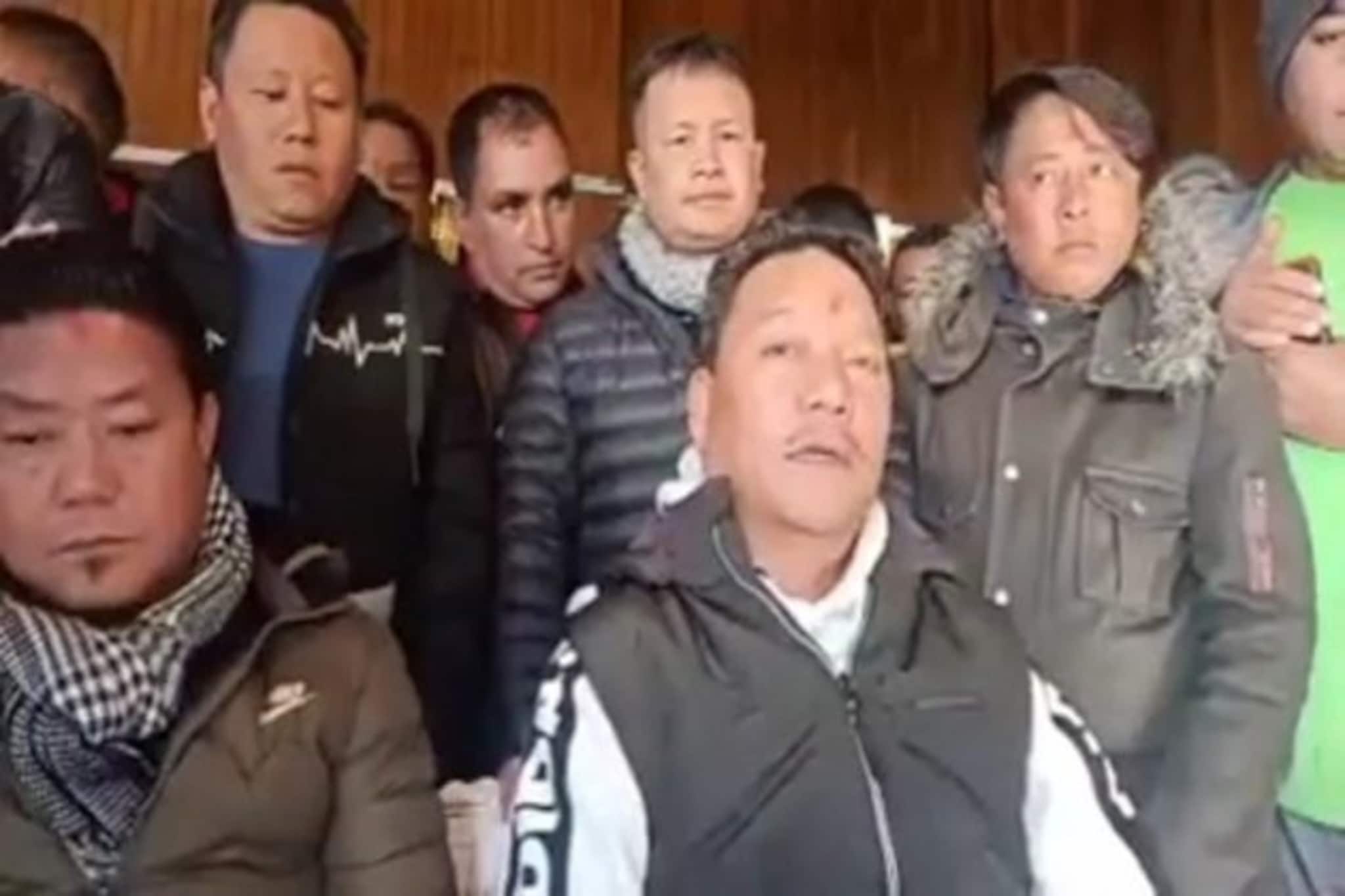 সোমবার অভিষেক-পিকের সঙ্গে বৈঠকে বিমল-বিনয়! কার্শিয়ংয়ে গুরুং বিরোধী পোস্টার, শোরগোল