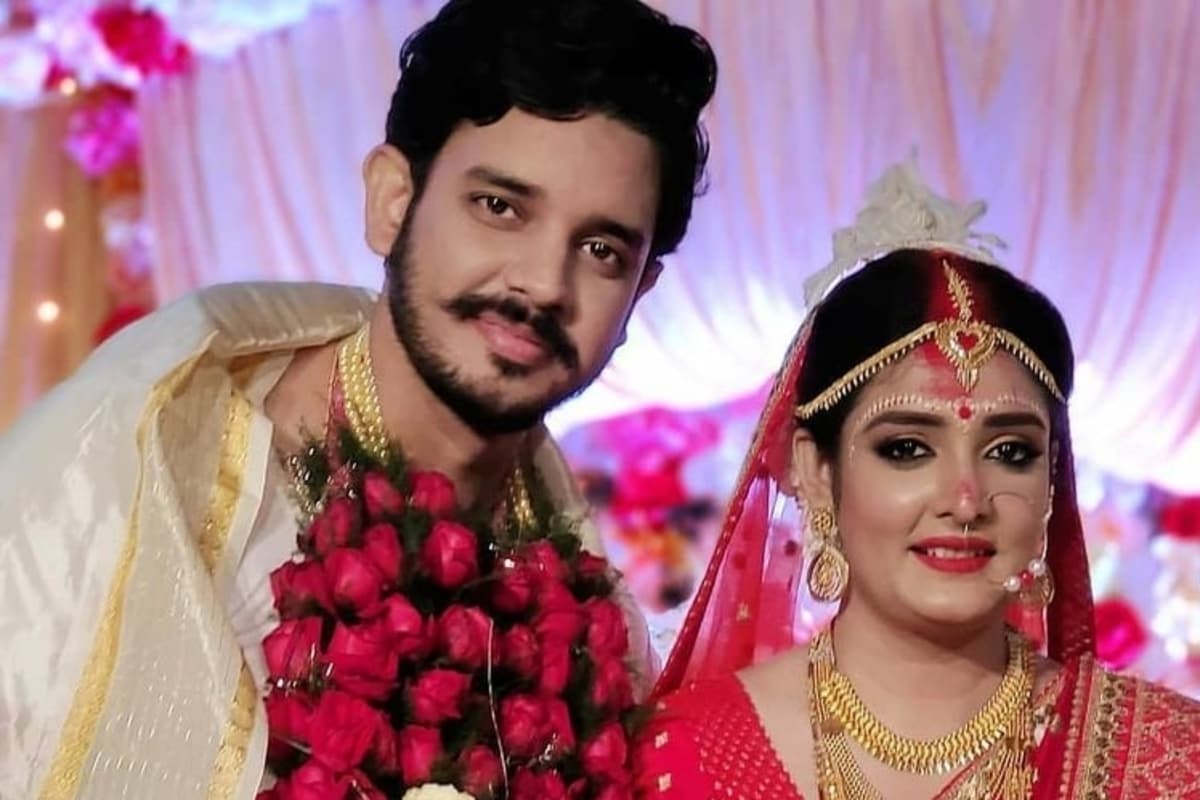 *অপেক্ষার অবসান। সাত পাকে বাঁধা পড়লেন টলিউড অভিনেত্রী ত্বরিতা চট্টোপাধ্যায় এবং তরুণ কুমারের নাতি অভিনেতা সৌরভ বন্দ্যোপাধ্যায়। ছবি: ইনস্টাগ্রাম। *অপেক্ষার অবসান। সাত পাকে বাঁধা পড়লেন টলিউড অভিনেত্রী ত্বরিতা চট্টোপাধ্যায় এবং তরুণ কুমারের নাতি অভিনেতা সৌরভ বন্দ্যোপাধ্যায়। ছবি: ইনস্টাগ্রাম।