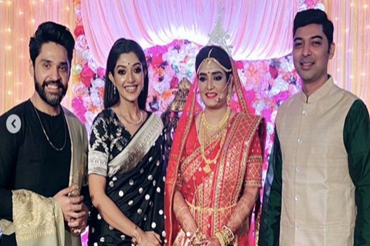 *কালো বেনারসী এবং কালো ধুতি পাঞ্জাবিতে সেজে ভাইয়ের বিয়েতে সর্বদা পাশে পাশে ছিলেন সদ্য বিবাহিত দম্পতি অভিনেতা গৌরব চট্টোপাধ্যায় এবং অভিনেত্রী দেবলীনা কুমার। ছবি: ইনস্টাগ্রাম। *কালো বেনারসী এবং কালো ধুতি পাঞ্জাবিতে সেজে ভাইয়ের বিয়েতে সর্বদা পাশে পাশে ছিলেন সদ্য বিবাহিত দম্পতি অভিনেতা গৌরব চট্টোপাধ্যায় এবং অভিনেত্রী দেবলীনা কুমার। ছবি: ইনস্টাগ্রাম।