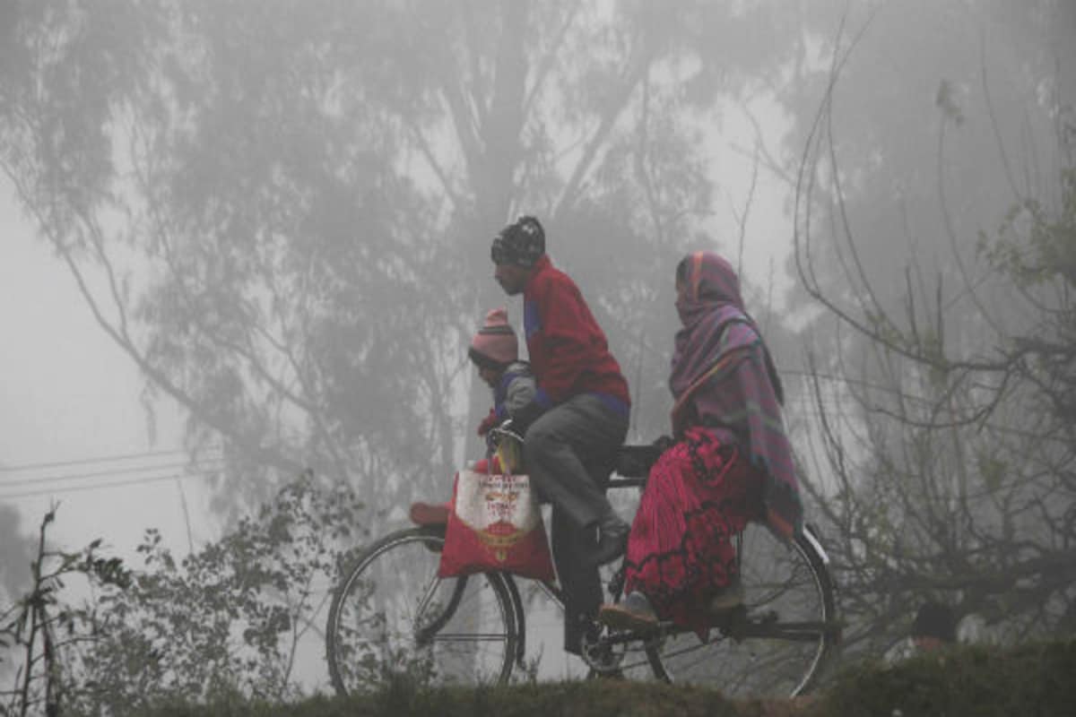*কলকাতায় আরও নামল পারদ। আগামী ২৪ ঘণ্টায় নিম্নমুখী থাকবে তাপমাত্রা। অবাধ উত্তুরে হাওয়া উইকেন্ডে উপহার দেবে জমাটি শীত। রবিবার থেকে তাপমাত্রা ফের ঊর্ধ্বমুখী হবে। আগামী সপ্তাহের শুরুতে দু-তিন দিনে তাপমাত্রা ৩-৫ডিগ্রি বাড়তে পারে। সংগৃহীত ছবি। *কলকাতায় আরও নামল পারদ। আগামী ২৪ ঘণ্টায় নিম্নমুখী থাকবে তাপমাত্রা। অবাধ উত্তুরে হাওয়া উইকেন্ডে উপহার দেবে জমাটি শীত। রবিবার থেকে তাপমাত্রা ফের ঊর্ধ্বমুখী হবে। আগামী সপ্তাহের শুরুতে দু-তিন দিনে তাপমাত্রা ৩-৫ডিগ্রি বাড়তে পারে। সংগৃহীত ছবি।