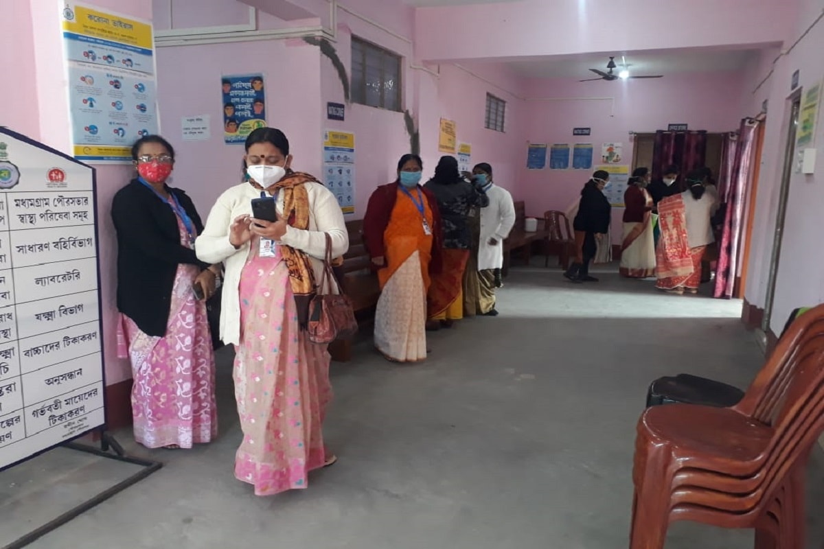 মহড়া টিকাকরণের প্রতিটি পর্যায় কেন্দ্রীয় সরকারের অ্যাপ কো উইন-এ আপলোড করতে হবে৷ করোনার টিকাকরণের জন্য যে চিকিৎসক এবং স্বাস্থ্যকর্মীদের প্রশিক্ষণ দেওয়া হয়েছে, তাঁরাই এই মহড়া টিকাকরণ পরিচালনা করবেন৷ (Info & Photo-Ziaul Alam) মহড়া টিকাকরণের প্রতিটি পর্যায় কেন্দ্রীয় সরকারের অ্যাপ কো উইন-এ আপলোড করতে হবে৷ করোনার টিকাকরণের জন্য যে চিকিৎসক এবং স্বাস্থ্যকর্মীদের প্রশিক্ষণ দেওয়া হয়েছে, তাঁরাই এই মহড়া টিকাকরণ পরিচালনা করবেন৷ (Info & Photo-Ziaul Alam)