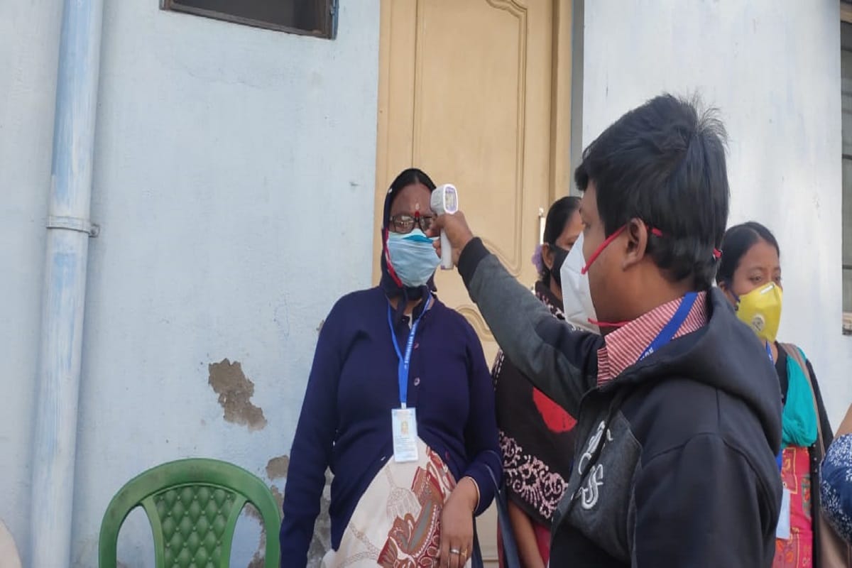 প্রথমে স্বাস্থ্যকেন্দ্র বা হাসপাতালে পৌঁছনোর পর স্বেচ্ছাসেবকদের শরীরে তাপমাত্রা পরীক্ষা সহ অন্যান্য পরীক্ষা করা হবে৷ তার পর তাঁরা ওয়েটিং রুেম অপেক্ষা করবেন৷ এর পর নির্দিষ্ট পদ্ধতি মেনে তাঁদের শরীরে প্রয়োগ করা হবে ডামি ভ্যাকসিন৷ (Info & Photo-Avijit Chanda) প্রথমে স্বাস্থ্যকেন্দ্র বা হাসপাতালে পৌঁছনোর পর স্বেচ্ছাসেবকদের শরীরে তাপমাত্রা পরীক্ষা সহ অন্যান্য পরীক্ষা করা হবে৷ তার পর তাঁরা ওয়েটিং রুেম অপেক্ষা করবেন৷ এর পর নির্দিষ্ট পদ্ধতি মেনে তাঁদের শরীরে প্রয়োগ করা হবে ডামি ভ্যাকসিন৷ (Info & Photo-Avijit Chanda)