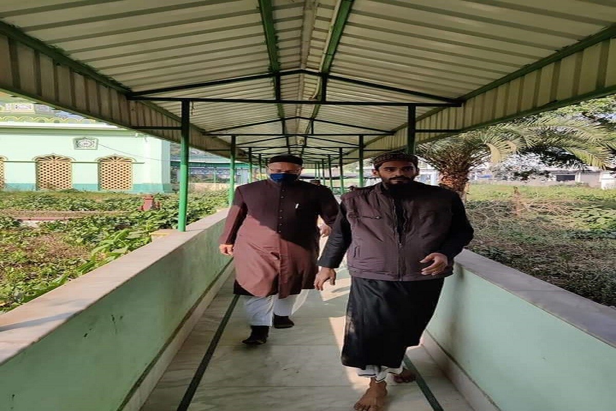 এ দিন সকালে আচমকাই কলকাতায় আসেন মিম প্রধান৷ সকাল সাড়ে সাতটা নাগাদ কলকাতা বিমানবন্দরে নামেন আসাদউদ্দিন ওয়াইসি৷ সেখান থেকেই গাড়িতে ফুরফুরা শরিফের উদ্দেশে রওনা দেন তিনি৷ Info-Jiaul Alam এ দিন সকালে আচমকাই কলকাতায় আসেন মিম প্রধান৷ সকাল সাড়ে সাতটা নাগাদ কলকাতা বিমানবন্দরে নামেন আসাদউদ্দিন ওয়াইসি৷ সেখান থেকেই গাড়িতে ফুরফুরা শরিফের উদ্দেশে রওনা দেন তিনি৷ Info-Jiaul Alam