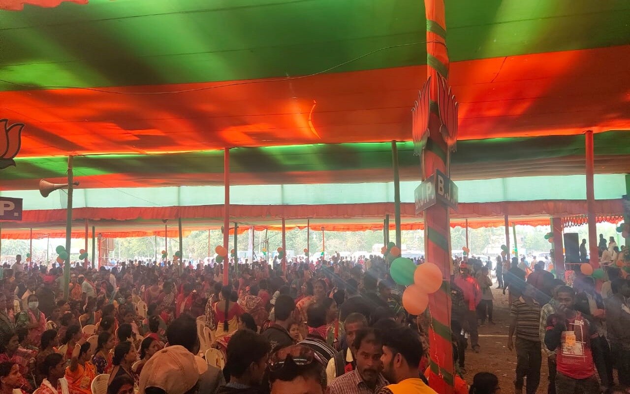 নন্দীগ্রাম ১ ও নন্দীগ্রাম ২-এর ১৭টি ব্লক মিলিয়ে এই সভা হওয়ার কথা৷ প্রতিটি ব্লক থেকে পাঁচ হাজার মানুষ নিয়ে আসার নির্দেশ দিয়েছেন শুভেন্দু অধিকারী৷ এর পাশাপাশি হলদিয়া, ময়না, কাঁথি সহ জেলার বিভিন্ন এলাকা থেকেও জমায়েত হওয়ার কথা৷ (Photo and Info-Abir Ghosal) নন্দীগ্রাম ১ ও নন্দীগ্রাম ২-এর ১৭টি ব্লক মিলিয়ে এই সভা হওয়ার কথা৷ প্রতিটি ব্লক থেকে পাঁচ হাজার মানুষ নিয়ে আসার নির্দেশ দিয়েছেন শুভেন্দু অধিকারী৷ এর পাশাপাশি হলদিয়া, ময়না, কাঁথি সহ জেলার বিভিন্ন এলাকা থেকেও জমায়েত হওয়ার কথা৷ (Photo and Info-Abir Ghosal)