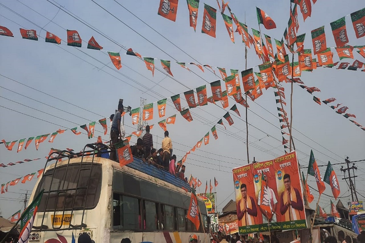 রাজ্য রাজনীতির আগে ফের সরগরম নন্দীগ্রাম৷ লাল, সবুজের পর এবার গেরুয়া পতাকার দাপট বাড়ছে নন্দীগ্রামে৷ সৌজন্যে শুভেন্দু অধিকারী৷ নিজের গড় নন্দীগ্রামে আজ ১ লক্ষ মানুষের জমায়েত করার চ্যালেঞ্জ ছুড়ে দিয়েছেন শুভেন্দু৷ শুধু তাই নয়, নন্দীগ্রামে দাঁড়িয়ে তৃণমূল ভেঙে বিজেপি-তে বড়সড় যোগদান অনুষ্ঠানও করবেন শুভেন্দু৷ বিজেপি যোগদানের পর এটাই নন্দীগ্রামে শুভেন্দুর প্রথম বড় জনসভা৷ (Photo and Info-Venkateshwar Lahiri) রাজ্য রাজনীতির আগে ফের সরগরম নন্দীগ্রাম৷ লাল, সবুজের পর এবার গেরুয়া পতাকার দাপট বাড়ছে নন্দীগ্রামে৷ সৌজন্যে শুভেন্দু অধিকারী৷ নিজের গড় নন্দীগ্রামে আজ ১ লক্ষ মানুষের জমায়েত করার চ্যালেঞ্জ ছুড়ে দিয়েছেন শুভেন্দু৷ শুধু তাই নয়, নন্দীগ্রামে দাঁড়িয়ে তৃণমূল ভেঙে বিজেপি-তে বড়সড় যোগদান অনুষ্ঠানও করবেন শুভেন্দু৷ বিজেপি যোগদানের পর এটাই নন্দীগ্রামে শুভেন্দুর প্রথম বড় জনসভা৷ (Photo and Info-Venkateshwar Lahiri)