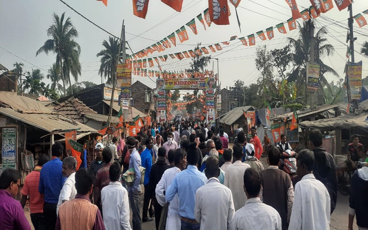 নন্দীগ্রামের মাটিতে শক্তি প্রদর্শন করতে পেরে উৎসাহিত রাজ্য বিজেপি-র নেতারাও৷ বিজেপি রাজ্য সভাপতি দিলীপ ঘোষ বলেন, নন্দীগ্রাম থেকেই পরিবর্তনের পরিবর্তন হবে৷ মেদিনীপুরের মাটি থেকে একটা পরিবর্তনের শুরু হয়েছিল, এবার আর একটা পরিবর্তন হবে৷(Photo and Info-Venkateshwar Lahiri) নন্দীগ্রামের মাটিতে শক্তি প্রদর্শন করতে পেরে উৎসাহিত রাজ্য বিজেপি-র নেতারাও৷ বিজেপি রাজ্য সভাপতি দিলীপ ঘোষ বলেন, নন্দীগ্রাম থেকেই পরিবর্তনের পরিবর্তন হবে৷ মেদিনীপুরের মাটি থেকে একটা পরিবর্তনের শুরু হয়েছিল, এবার আর একটা পরিবর্তন হবে৷(Photo and Info-Venkateshwar Lahiri)