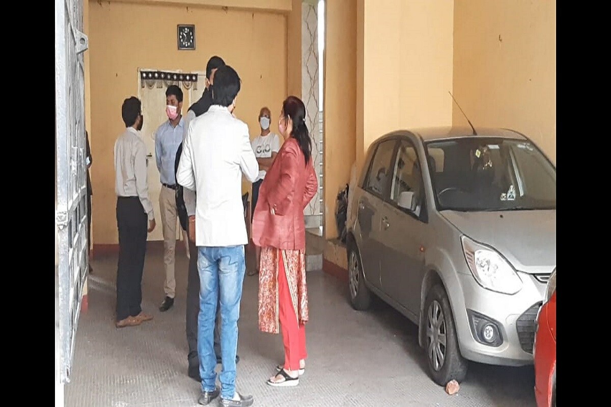 এর পাশাপাশি লেক টাউনে গণেশ বাগাড়িয়ার একটি বাড়িতেও এ দিন হানা দিয়েছেন ইডি আধিকারিকরা৷ লেক টাউনে ওই ব্যবসায়ীর তিনটি বাড়ি রয়েছে বলে খবর৷ গত ২২ ডিসেম্বর এই বাড়িতেই হানা দিয়েছিল সিবিআই৷ (Info-Sukanta Mukherjee, Anup Chakraborty) এর পাশাপাশি লেক টাউনে গণেশ বাগাড়িয়ার একটি বাড়িতেও এ দিন হানা দিয়েছেন ইডি আধিকারিকরা৷ লেক টাউনে ওই ব্যবসায়ীর তিনটি বাড়ি রয়েছে বলে খবর৷ গত ২২ ডিসেম্বর এই বাড়িতেই হানা দিয়েছিল সিবিআই৷ (Info-Sukanta Mukherjee, Anup Chakraborty)
