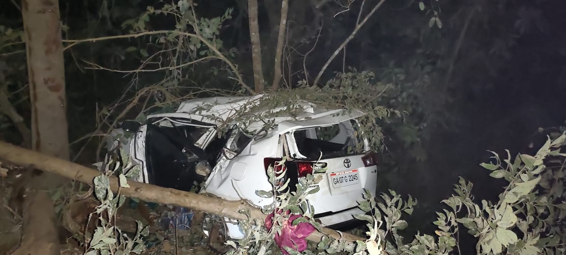 • জানা গিয়েছে, গোকর্ণ’র ইল্লপুরা থেকে সে সময় ফিরছিলেন তাঁরা । কর্ণাটকের উত্তর কানাড়া জেলার হোসাকাম্বি গ্রামের কাছে নিয়ন্ত্রণ হারিয়ে পাল্টি খেয়ে যায় গাড়িটি । • জানা গিয়েছে, গোকর্ণ’র ইল্লপুরা থেকে সে সময় ফিরছিলেন তাঁরা । কর্ণাটকের উত্তর কানাড়া জেলার হোসাকাম্বি গ্রামের কাছে নিয়ন্ত্রণ হারিয়ে পাল্টি খেয়ে যায় গাড়িটি ।