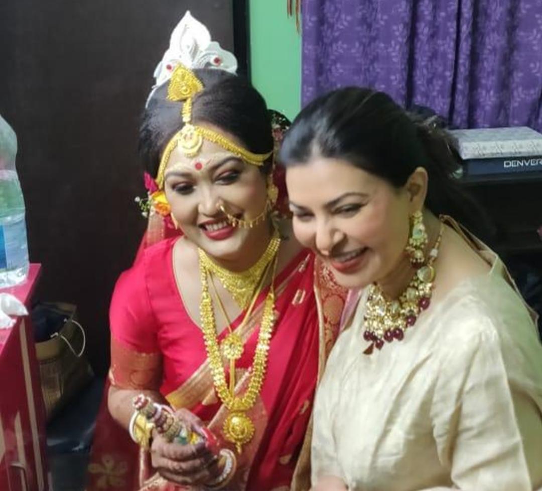 • সঙ্গে সুস্মিতার বাবা, মা, ভাই, ভাইয়ের স্ত্রী, দুই মেয়ে হাজির হয়েছে কলকাতায়। বিমানবন্দরে নামার পরই সুস্মিতা কলকাতা থেকে সোজা উড়ে যান কোন্নগরে। • সঙ্গে সুস্মিতার বাবা, মা, ভাই, ভাইয়ের স্ত্রী, দুই মেয়ে হাজির হয়েছে কলকাতায়। বিমানবন্দরে নামার পরই সুস্মিতা কলকাতা থেকে সোজা উড়ে যান কোন্নগরে।