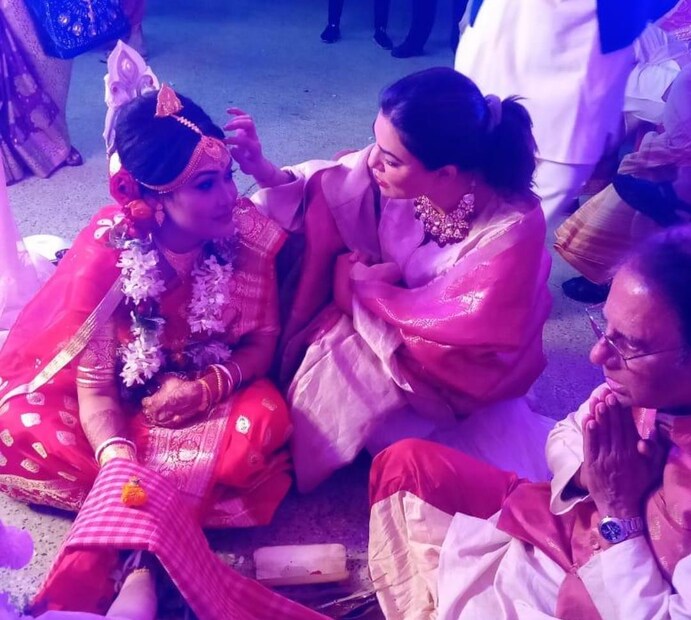 • বোনের বিয়ে উপলক্ষ্যে প্রায় সমস্ত কাজ ফেলে মুম্বই থেকে কলকাতায় উড়ে এসেছেন সুস্মিতা। 