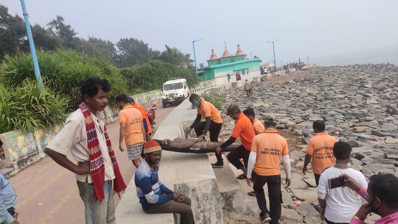 • কেশিয়াড়ি থেকে দলবেঁধে বন্ধুদের সঙ্গে দিঘা এসেছিলেন অজয়। বন্ধুদের সঙ্গে স্নানে নেমে সমুদ্রের ঢেউয়ের ধাক্কায় তলিয়ে গিয়ে নিখোঁজ হয়ে যান তিনি। অনেক খোঁজাখুঁজির পর তাঁর দেহ উদ্ধার হয়েছে। • কেশিয়াড়ি থেকে দলবেঁধে বন্ধুদের সঙ্গে দিঘা এসেছিলেন অজয়। বন্ধুদের সঙ্গে স্নানে নেমে সমুদ্রের ঢেউয়ের ধাক্কায় তলিয়ে গিয়ে নিখোঁজ হয়ে যান তিনি। অনেক খোঁজাখুঁজির পর তাঁর দেহ উদ্ধার হয়েছে।