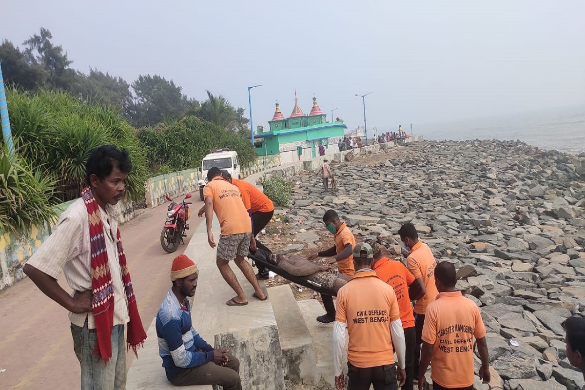 • দিঘার সমুদ্রে স্নান করতে নেমে আতঙ্ক ছড়াল পর্যটকদের মধ্যে । হঠাৎই নাকি তাঁদের পায়ে কিছু জড়িয়ে গিয়েছিল এবং জলের নীচে টেনে নিয়ে যাচ্ছিল সেই বস্তুটি । মনে হচ্ছে যেন জলের তলা থেকে কেউ পা ধরে টানছে । এই ঘটনা মুহূর্তে ছড়িয়ে পড়ে দিঘার সমুদ্র সৈকতে । • দিঘার সমুদ্রে স্নান করতে নেমে আতঙ্ক ছড়াল পর্যটকদের মধ্যে । হঠাৎই নাকি তাঁদের পায়ে কিছু জড়িয়ে গিয়েছিল এবং জলের নীচে টেনে নিয়ে যাচ্ছিল সেই বস্তুটি । মনে হচ্ছে যেন জলের তলা থেকে কেউ পা ধরে টানছে । এই ঘটনা মুহূর্তে ছড়িয়ে পড়ে দিঘার সমুদ্র সৈকতে ।