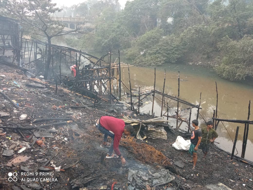 স্থানীয়দের দাবি, ওখানে খালের ধারে প্রায় ২০ - ২৫ ঝুপড়ি রয়েছে। যেখানে ছাগল পোষ্য রাখা হত । তাদেরকে দেখভালের বেশ কয়েকজন থাকতেন। আগুন লাগার পরেই তারা কোনও মতে বেরিয়ে আসে। ঘটনায় কেউ আহত নন। (Story, mage: ARPITA HAZRA) স্থানীয়দের দাবি, ওখানে খালের ধারে প্রায় ২০ - ২৫ ঝুপড়ি রয়েছে। যেখানে ছাগল পোষ্য রাখা হত । তাদেরকে দেখভালের বেশ কয়েকজন থাকতেন। আগুন লাগার পরেই তারা কোনও মতে বেরিয়ে আসে। ঘটনায় কেউ আহত নন। (Story, mage: ARPITA HAZRA)