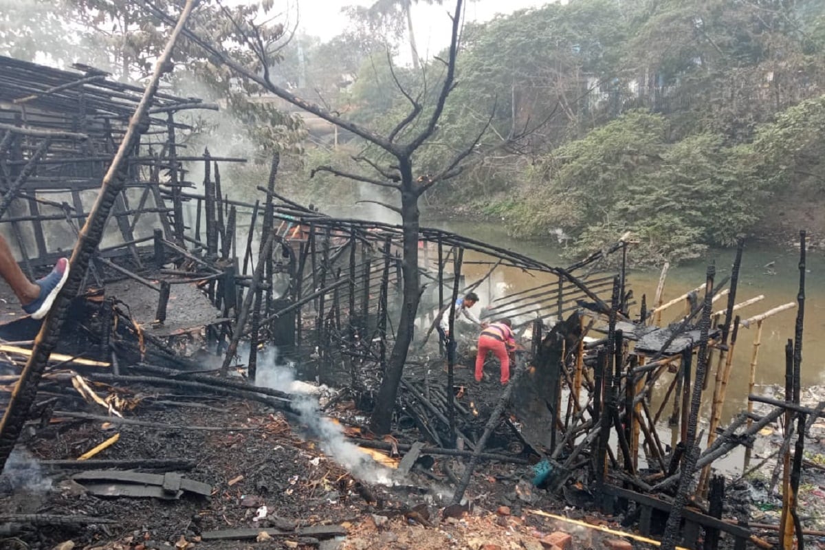 ফের শহরে অগ্নিকান্ড ঘটনা। ঘটনাস্থলে এবার নারকেলডাঙা থানা এলাকার ক্যানেল ইস্ট রোডের ছাগলপটটি। সোমবার সকাল ৯টা ৪০ নাগাদ হঠাৎই আগুন লেগে যায় ছাগলপট্টির ঝুপড়িতে। পুড়ে খাক হয়ে যায় প্রায় পঁচিশটি ঝুপড়ি। ঘটনাস্থলে পৌছায় দমকলের পাঁচটি ইঞ্জিন। (Story, mage: ARPITA HAZRA) ফের শহরে অগ্নিকান্ড ঘটনা। ঘটনাস্থলে এবার নারকেলডাঙা থানা এলাকার ক্যানেল ইস্ট রোডের ছাগলপটটি। সোমবার সকাল ৯টা ৪০ নাগাদ হঠাৎই আগুন লেগে যায় ছাগলপট্টির ঝুপড়িতে। পুড়ে খাক হয়ে যায় প্রায় পঁচিশটি ঝুপড়ি। ঘটনাস্থলে পৌছায় দমকলের পাঁচটি ইঞ্জিন। (Story, mage: ARPITA HAZRA)