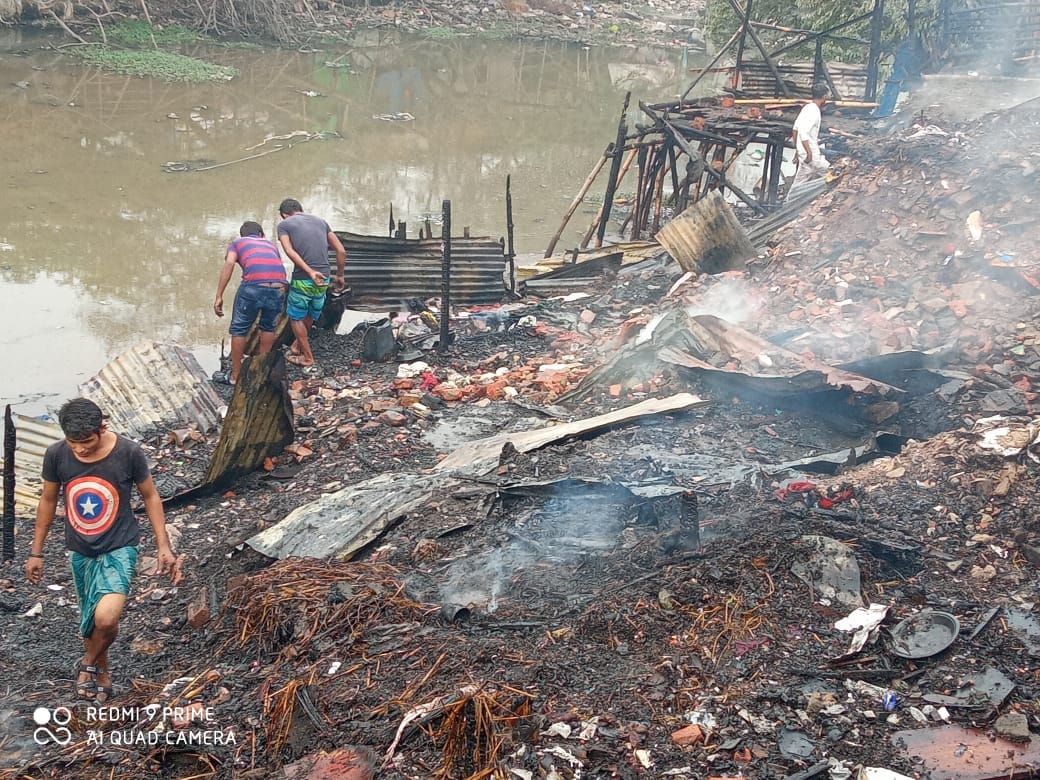 স্থানীয় বাসিন্দা তসলিমা ও নুরজাহান বিবি জানান, তাদের ঘরে টাকা পয়সা, ফ্যান, বাসন সামগ্রী সব পুড়ে ছাই হয়ে গিয়েছে। ঘরের কাঠামো থেকে নিত্য প্রয়োজনীয় সব জিনিস পুড়ে ভষ্মীভূত হয়ে গিয়েছে। কিছু বাঁচানো যায়নি। (Story, mage: ARPITA HAZRA) স্থানীয় বাসিন্দা তসলিমা ও নুরজাহান বিবি জানান, তাদের ঘরে টাকা পয়সা, ফ্যান, বাসন সামগ্রী সব পুড়ে ছাই হয়ে গিয়েছে। ঘরের কাঠামো থেকে নিত্য প্রয়োজনীয় সব জিনিস পুড়ে ভষ্মীভূত হয়ে গিয়েছে। কিছু বাঁচানো যায়নি। (Story, mage: ARPITA HAZRA)