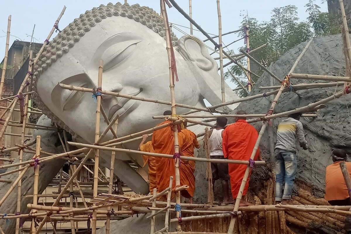 বরানগরের ঘোষপাড়ার নৈনান বান্ধব সমিতির মাঠে এই বিশালাকার বুদ্ধ মূর্তি তৈরি করছেন কুমোরটুলির মৃৎশিল্পী শিল্পী মিন্টু পাল৷ Info and Photo- Vikrant Roy বরানগরের ঘোষপাড়ার নৈনান বান্ধব সমিতির মাঠে এই বিশালাকার বুদ্ধ মূর্তি তৈরি করছেন কুমোরটুলির মৃৎশিল্পী শিল্পী মিন্টু পাল৷ Info and Photo- Vikrant Roy