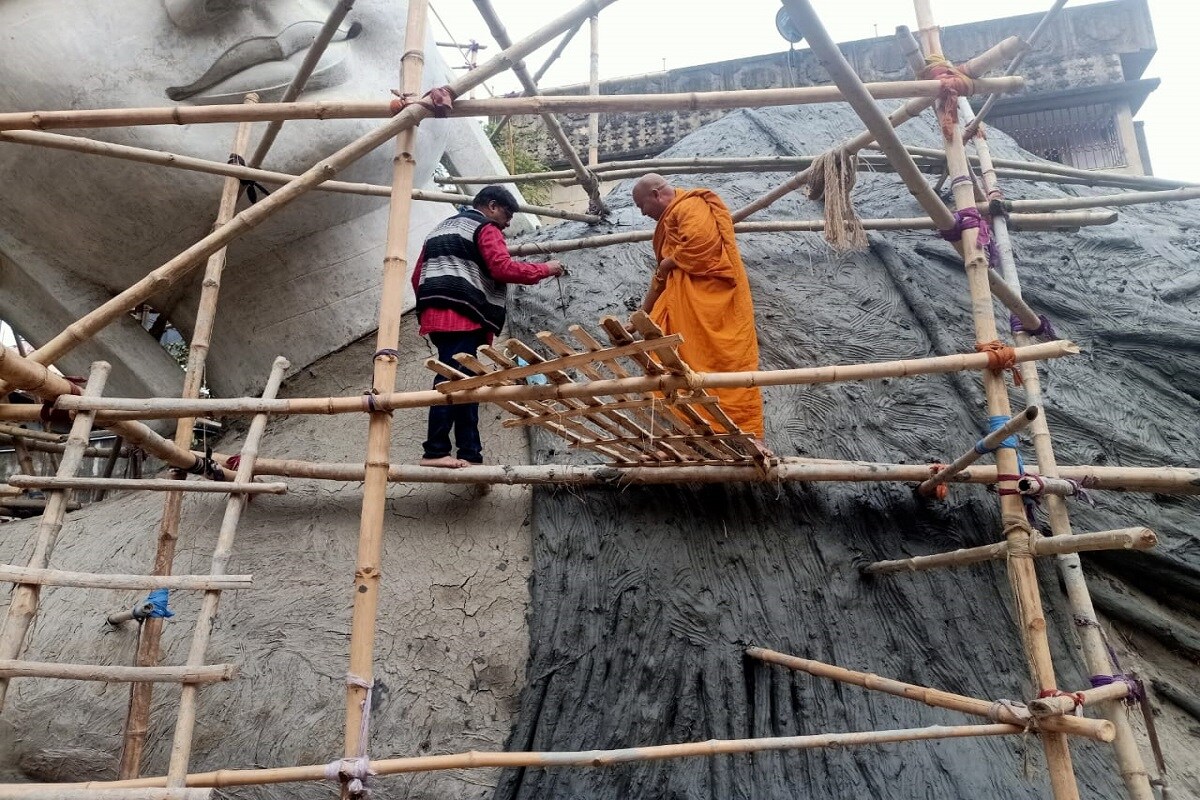 মিশনের সন্ন্যাসী জানান, দেশের মধ্যে গৌতম বুদ্ধের এ ধরনের স্থাপত্য কোথাও নেই। দেশ ও বিশ্বে শান্তির বাণী ছড়িয়ে দিতেই তাঁদের এই প্রয়াস। Info and Photo- Vikrant Roy মিশনের সন্ন্যাসী জানান, দেশের মধ্যে গৌতম বুদ্ধের এ ধরনের স্থাপত্য কোথাও নেই। দেশ ও বিশ্বে শান্তির বাণী ছড়িয়ে দিতেই তাঁদের এই প্রয়াস। Info and Photo- Vikrant Roy