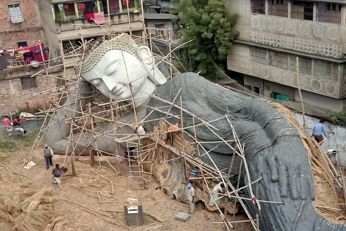 দৈর্ঘ্য প্রায় ১০০ ফুট৷ ভারতের সবথেকে বড় বুদ্ধ মূর্তি তৈরি হচ্ছে এই কলকাতার বুকেই৷ বরানগরে জোর কদমে চলছে সেই মূর্তি তৈরির কাজ৷ Info and Photo- Vikrant Roy দৈর্ঘ্য প্রায় ১০০ ফুট৷ ভারতের সবথেকে বড় বুদ্ধ মূর্তি তৈরি হচ্ছে এই কলকাতার বুকেই৷ বরানগরে জোর কদমে চলছে সেই মূর্তি তৈরির কাজ৷ Info and Photo- Vikrant Roy