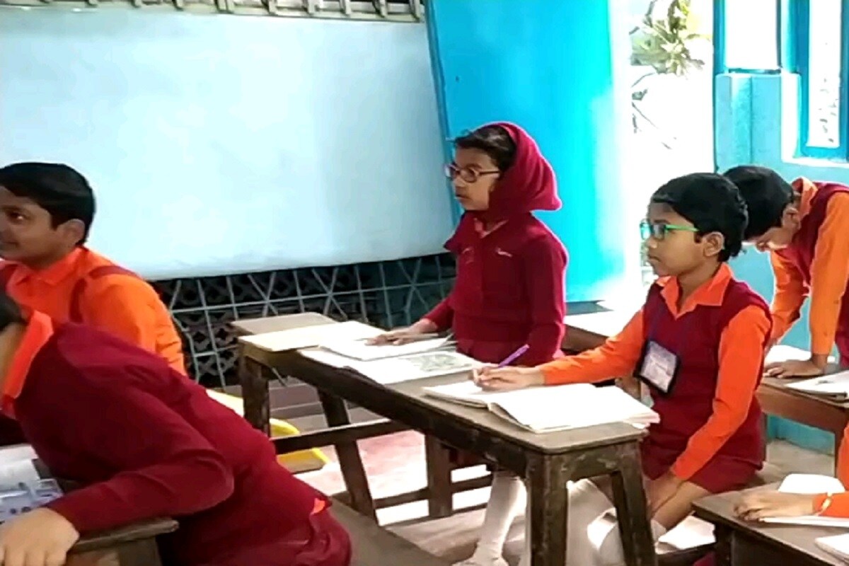•কেন সরকারি অনুমতি ছাড়াই খোলা হল স্কুল? কর্তৃপক্ষের বক্তব্য ছোটরা বাড়িতে ঠিক মতো পড়াশুনা করতে পারে না। বাড়িতে থেকে তারা বিরক্ত হচ্ছিল। বাড়ছিল দুষ্টুমিও। তাই এই ব্যবস্থা করেছে স্কুল। এমনই জানানো হয়েছে। •কেন সরকারি অনুমতি ছাড়াই খোলা হল স্কুল? কর্তৃপক্ষের বক্তব্য ছোটরা বাড়িতে ঠিক মতো পড়াশুনা করতে পারে না। বাড়িতে থেকে তারা বিরক্ত হচ্ছিল। বাড়ছিল দুষ্টুমিও। তাই এই ব্যবস্থা করেছে স্কুল। এমনই জানানো হয়েছে।