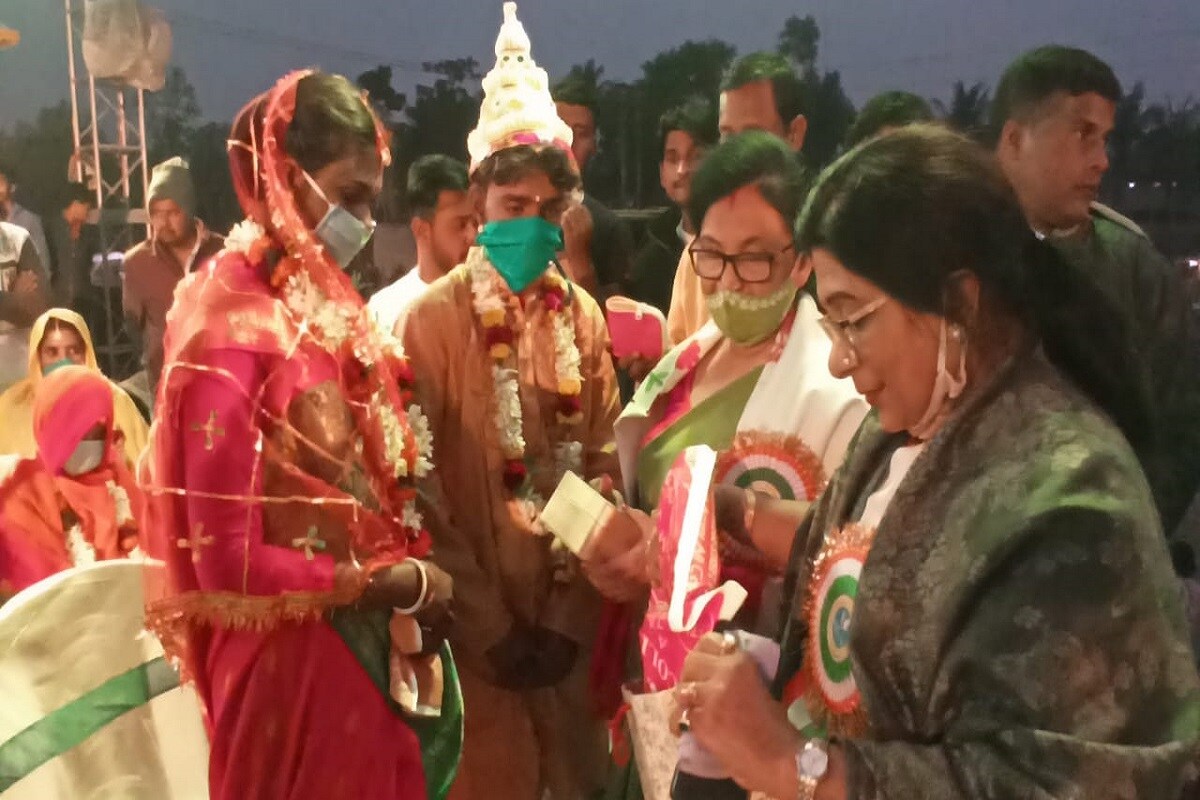 গণবিবাহে পাত্রীদের জন্য বেনারসি এবং পাত্রদের জন্য হাত ঘড়ি পাঠিয়েছিলেন মুখ্যমন্ত্রী মমতা বন্দ্যোপাধ্যায়৷ সেই উপহার নিয়ে অনুষ্ঠানে হাজির ছিলেন রাজ্যের দুই মন্ত্রী পুর্ণেন্দু বসু এবং চন্দ্রিমা ভট্টাচার্য ও বিধায়ক স্মিতা বক্সি৷ Info and Photo- Sujit Bhowmik গণবিবাহে পাত্রীদের জন্য বেনারসি এবং পাত্রদের জন্য হাত ঘড়ি পাঠিয়েছিলেন মুখ্যমন্ত্রী মমতা বন্দ্যোপাধ্যায়৷ সেই উপহার নিয়ে অনুষ্ঠানে হাজির ছিলেন রাজ্যের দুই মন্ত্রী পুর্ণেন্দু বসু এবং চন্দ্রিমা ভট্টাচার্য ও বিধায়ক স্মিতা বক্সি৷ Info and Photo- Sujit Bhowmik