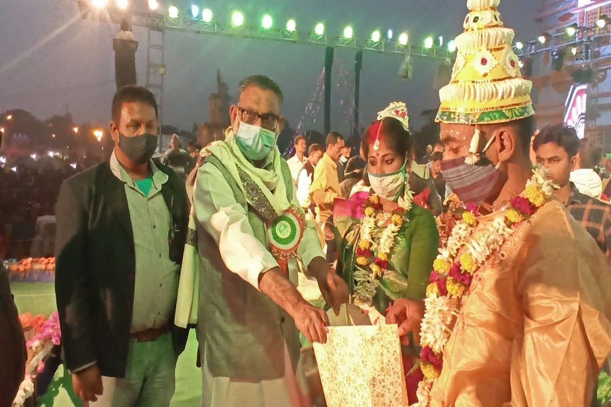 মন্ত্রী চন্দ্রিমা ভট্টাচার্য ও পুর্ণেন্দু বসু বলেন, 'সবসময় বাংলার অসহায় মানুষের পাশে থেকেছেন মমতা বন্দ্যোপাধ্যায়। নন্দীগ্রাম মমতা বন্দ্যোপাধ্যায় হৃদয়ে রয়েছে, তাই এখানকার মানুষের সুখে দুঃখে সবসময় পাশে থেকেছেন। আগামী দিনেও একই ভাবে বাংলার মানুষের পাশে থাকবেন তিনি৷'Info- Sujit Bhowmik মন্ত্রী চন্দ্রিমা ভট্টাচার্য ও পুর্ণেন্দু বসু বলেন, 'সবসময় বাংলার অসহায় মানুষের পাশে থেকেছেন মমতা বন্দ্যোপাধ্যায়। নন্দীগ্রাম মমতা বন্দ্যোপাধ্যায় হৃদয়ে রয়েছে, তাই এখানকার মানুষের সুখে দুঃখে সবসময় পাশে থেকেছেন। আগামী দিনেও একই ভাবে বাংলার মানুষের পাশে থাকবেন তিনি৷'Info- Sujit Bhowmik