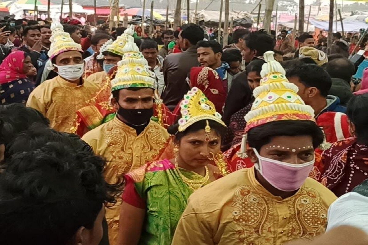 নন্দীগ্রামে পল্লি উৎসব কমিটির উদ্যোগে আয়োজন করা হয় গণবিবাহ। কিন্তু এবারই প্রথম সেখানে হাজির ছিলেন না এলাকার প্রাক্তন বিধায়ক শুভেন্দু অধিকারী৷ দল বদল করেছেন, তাই তাঁকে এবার আর আমন্ত্রন জানাননি উদ্যোক্তারা। Info and Photo- Sujit Bhowmik নন্দীগ্রামে পল্লি উৎসব কমিটির উদ্যোগে আয়োজন করা হয় গণবিবাহ। কিন্তু এবারই প্রথম সেখানে হাজির ছিলেন না এলাকার প্রাক্তন বিধায়ক শুভেন্দু অধিকারী৷ দল বদল করেছেন, তাই তাঁকে এবার আর আমন্ত্রন জানাননি উদ্যোক্তারা। Info and Photo- Sujit Bhowmik