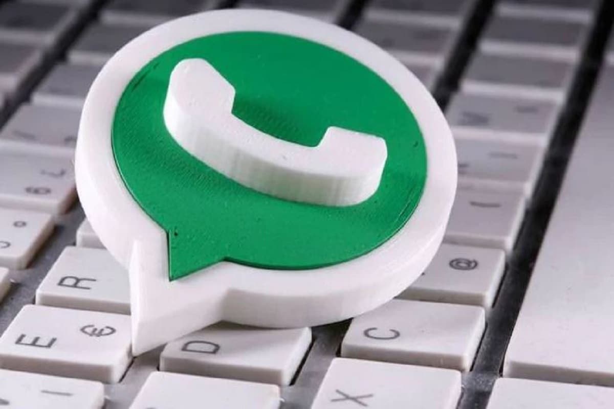  একাধিক ডিভাইজে একসঙ্গে WhatsApp করা যেতে পারে : বর্তমানে একসঙ্গে শুধুমাত্র একটি ডিভাইজেই WhatsApp ব্যবহার করা যায়। কিন্তু শোনা যাচ্ছে, খুব শীঘ্রই এই নিয়ম পালটাতে পারে সংস্থা। একসঙ্গে একের অধিক ডিভাইজ থেকে একটি অ্যাকাউন্ট খোলার জন্য নতুন কোনও ফিচার আসতে পারে। তবে, সেটি WhatsApp web-এর মতো হবে না বলে জানা যাচ্ছে।