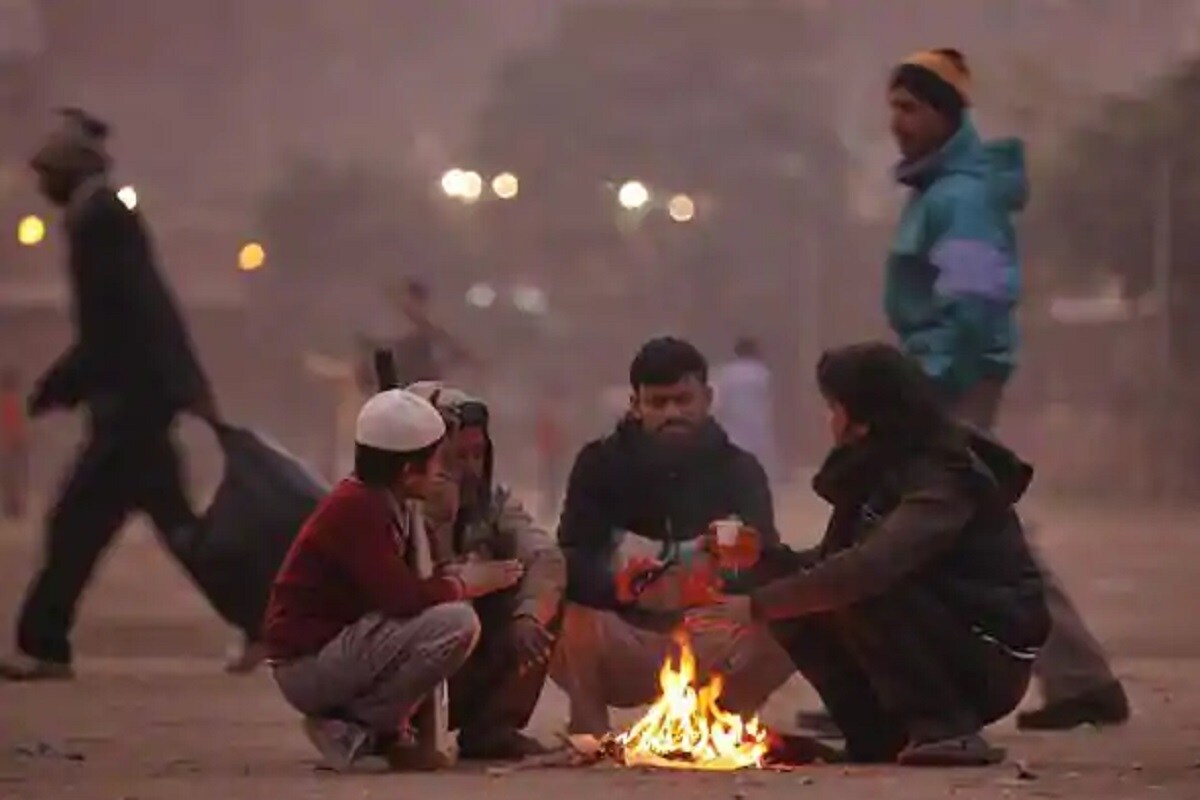 এদিন কলকাতায় সকালে কুয়াশা পরে আংশিক মেঘলা আকাশ। সকালে সর্বনিম্ন তাপমাত্রা সামান্য বেড়ে ১৩.৮ ডিগ্রি সেলসিয়াস স্বাভাবিক। গতকাল বিকেলে সর্বোচ্চ তাপমাত্রা ছিল ২৩.৯ ডিগ্রি সেলসিয়াস । স্বাভাবিকের থেকে ২ ডিগ্রি নিচে। বাতাসে আপেক্ষিক আর্দ্রতার পরিমাণ ৫২ থেকে ৯৮ শতাংশ। এদিন কলকাতায় সকালে কুয়াশা পরে আংশিক মেঘলা আকাশ। সকালে সর্বনিম্ন তাপমাত্রা সামান্য বেড়ে ১৩.৮ ডিগ্রি সেলসিয়াস স্বাভাবিক। গতকাল বিকেলে সর্বোচ্চ তাপমাত্রা ছিল ২৩.৯ ডিগ্রি সেলসিয়াস । স্বাভাবিকের থেকে ২ ডিগ্রি নিচে। বাতাসে আপেক্ষিক আর্দ্রতার পরিমাণ ৫২ থেকে ৯৮ শতাংশ।