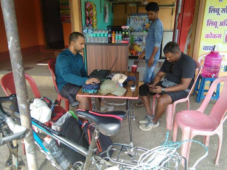 • মোট ১,৬৮৭ কিমি রাস্তা তাঁরা অতিক্রম করেন প্রায় এক মাসে । প্রতিদিনই সকলা ১১টা নাগাদ অফিসে লগ-ইন করতেন তিন বন্ধু । ছবি: সংগৃহীত • মোট ১,৬৮৭ কিমি রাস্তা তাঁরা অতিক্রম করেন প্রায় এক মাসে । প্রতিদিনই সকলা ১১টা নাগাদ অফিসে লগ-ইন করতেন তিন বন্ধু । ছবি: সংগৃহীত