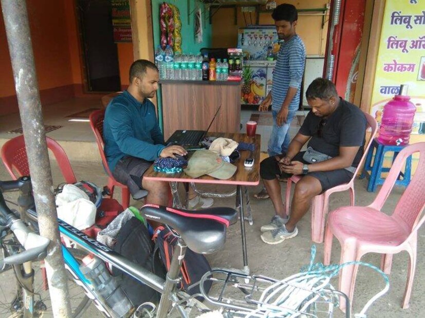 • মোট ১,৬৮৭ কিমি রাস্তা তাঁরা অতিক্রম করেন প্রায় এক মাসে । প্রতিদিনই সকলা ১১টা নাগাদ অফিসে লগ-ইন করতেন তিন বন্ধু । ছবি: সংগৃহীত