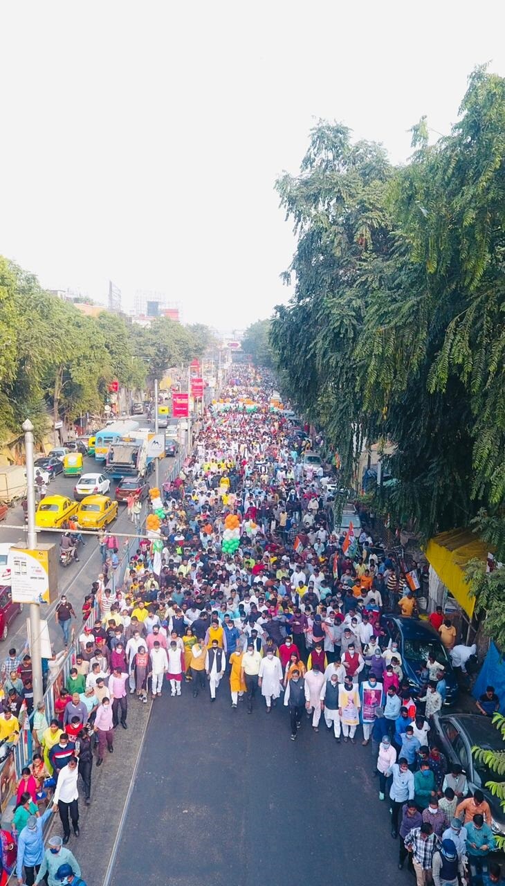 কথা এগোল। রাজনীতির ঝাঁঝও বাড়ল। তৃণমূলের যুবমোর্চা সভাপতি বলেন, ‘ স্বামী বিবেকানন্দকে নিয়ে মিছিলের অধিকারই নেই বিজেপির ৷ স্বামীজির কথা বলার অধিকার আপনাদের নেই ৷ ট্রাম্প স্বামীজির নাম উচ্চারণ করতে পারেননি ৷ ভুল উচ্চারণ করলে ট্রাম্পের পাশে দাঁড়িয়েও প্রতিবাদ করেননি মোদি ৷ স্বামীজিকে নিয়ে রাজনীতি করব,এত নীচে নামিনি ৷ তাঁর ছবি ব্যবহার করে রাজনৈতিক জবাব দেব! স্বামীজিকে নিয়ে রাজনীতি করব,এত নীচে নামিনি ৷’ কথা এগোল। রাজনীতির ঝাঁঝও বাড়ল। তৃণমূলের যুবমোর্চা সভাপতি বলেন, ‘ স্বামী বিবেকানন্দকে নিয়ে মিছিলের অধিকারই নেই বিজেপির ৷ স্বামীজির কথা বলার অধিকার আপনাদের নেই ৷ ট্রাম্প স্বামীজির নাম উচ্চারণ করতে পারেননি ৷ ভুল উচ্চারণ করলে ট্রাম্পের পাশে দাঁড়িয়েও প্রতিবাদ করেননি মোদি ৷ স্বামীজিকে নিয়ে রাজনীতি করব,এত নীচে নামিনি ৷ তাঁর ছবি ব্যবহার করে রাজনৈতিক জবাব দেব! স্বামীজিকে নিয়ে রাজনীতি করব,এত নীচে নামিনি ৷’