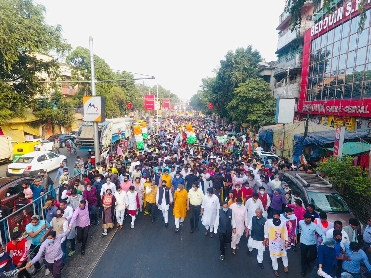 এখানেই শেষ নয়, গুজরাতে বল্লভভাই প্যাটেলের মূর্তি নিয়েও বিজেপিকে কটাক্ষ অভিষেকের ৷ বলেন, ‘২০১৪-য় স্বামীজির ছবি সামনে রেখে প্রচার করেছিল ৷ বেলুড়মঠকে ন্যূনতম মর্যাদা দেয়নি ৷ গুজরাতে বল্লভভাই পটেলের মূর্তি হয়েছে ৷ স্বামীজির একটিও মূর্তি গড়েনি ৷ গুজরাটে ৩৫০০ কোটি টাকা খরচ করে তৈরি হল সর্দার বল্লভভাই পটেলের মূর্তি। তার প্রতিবাদ করছি না। কিন্তু, কেন কলকাতার বুকে ৩ হাজার কোটি টাকা খরচ করে নেতাজি বা বিবেকানন্দের মূর্তি হবে না কেন? ’ এখানেই শেষ নয়, গুজরাতে বল্লভভাই প্যাটেলের মূর্তি নিয়েও বিজেপিকে কটাক্ষ অভিষেকের ৷ বলেন, ‘২০১৪-য় স্বামীজির ছবি সামনে রেখে প্রচার করেছিল ৷ বেলুড়মঠকে ন্যূনতম মর্যাদা দেয়নি ৷ গুজরাতে বল্লভভাই পটেলের মূর্তি হয়েছে ৷ স্বামীজির একটিও মূর্তি গড়েনি ৷ গুজরাটে ৩৫০০ কোটি টাকা খরচ করে তৈরি হল সর্দার বল্লভভাই পটেলের মূর্তি। তার প্রতিবাদ করছি না। কিন্তু, কেন কলকাতার বুকে ৩ হাজার কোটি টাকা খরচ করে নেতাজি বা বিবেকানন্দের মূর্তি হবে না কেন? ’